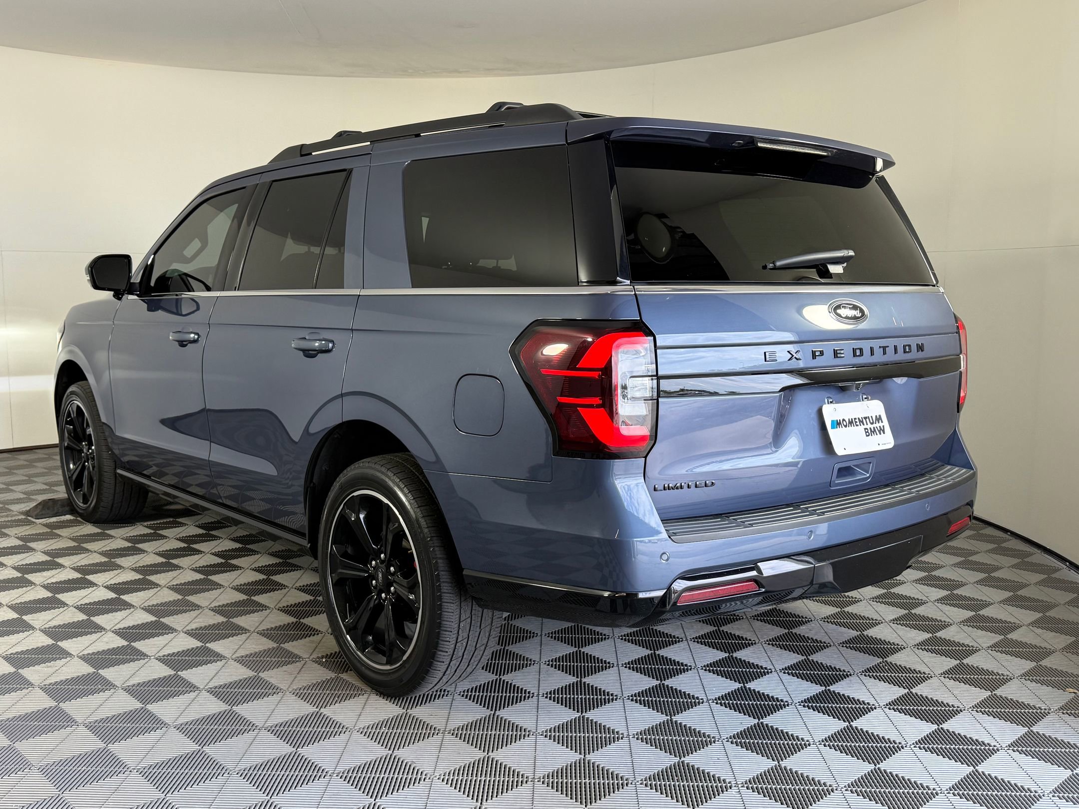 2022 Ford Expedition Limited photo 2
