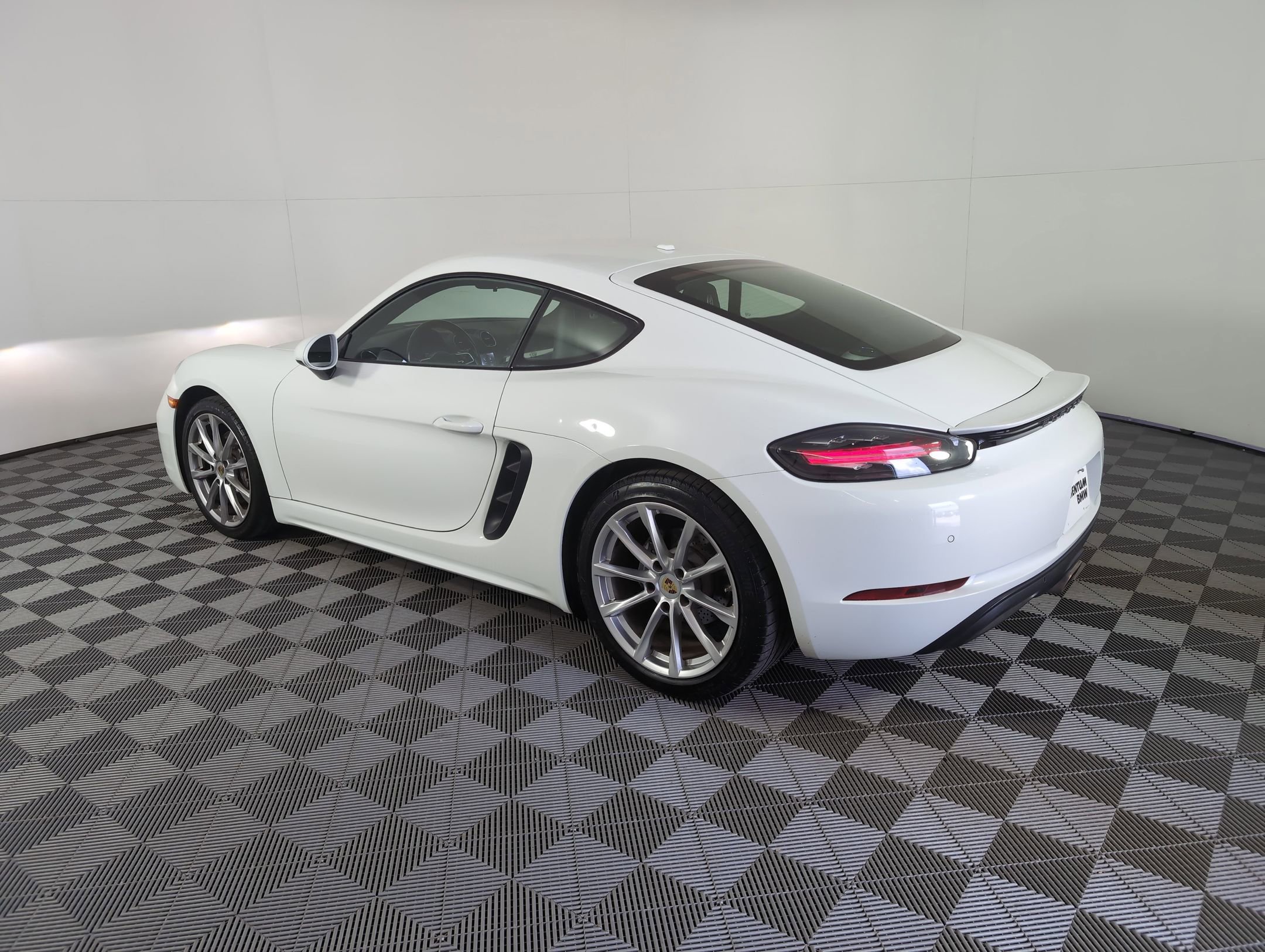 2018 Porsche Cayman photo 3