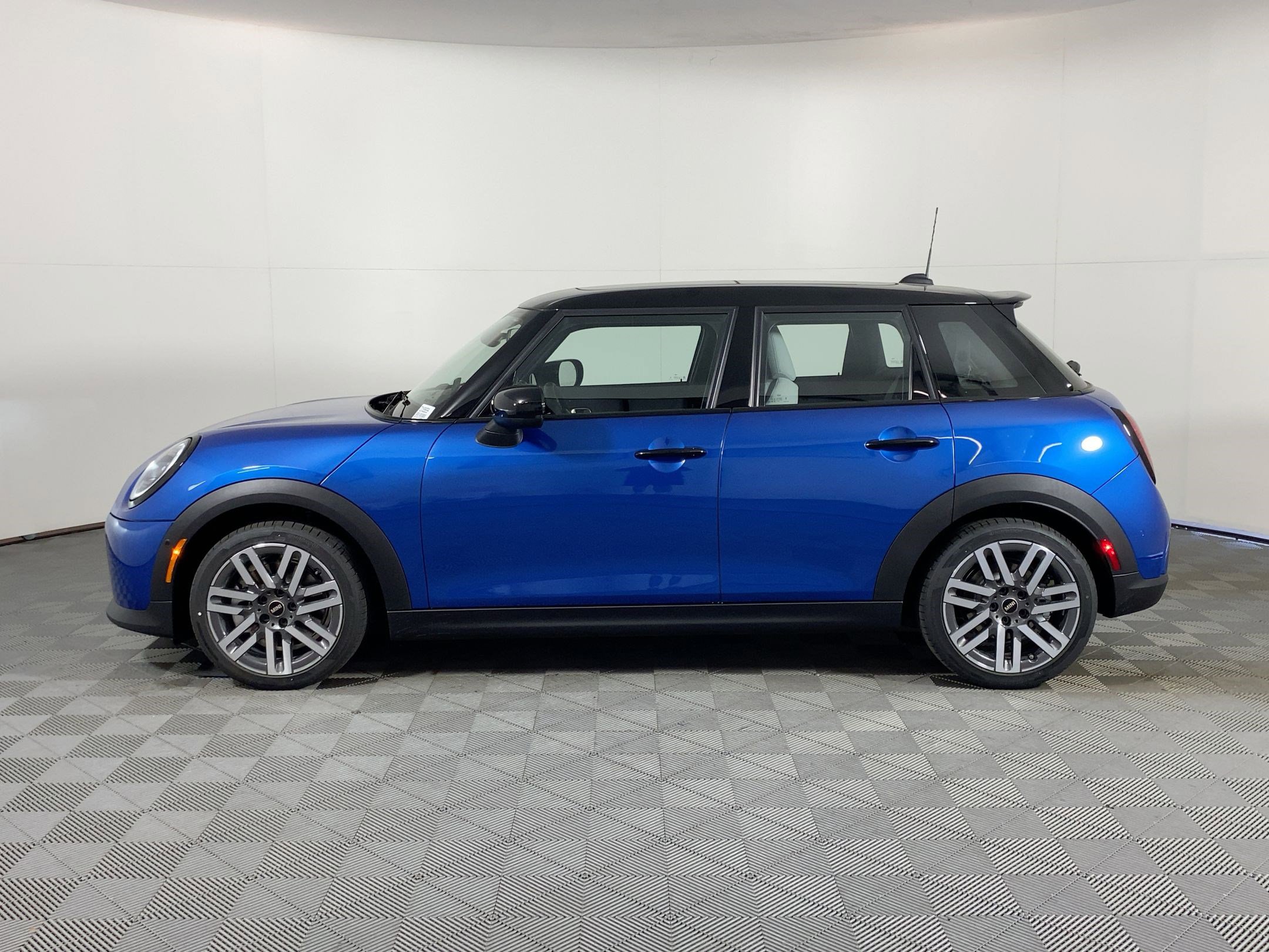 2026 Mini Cooper 4 Door Signature photo 2