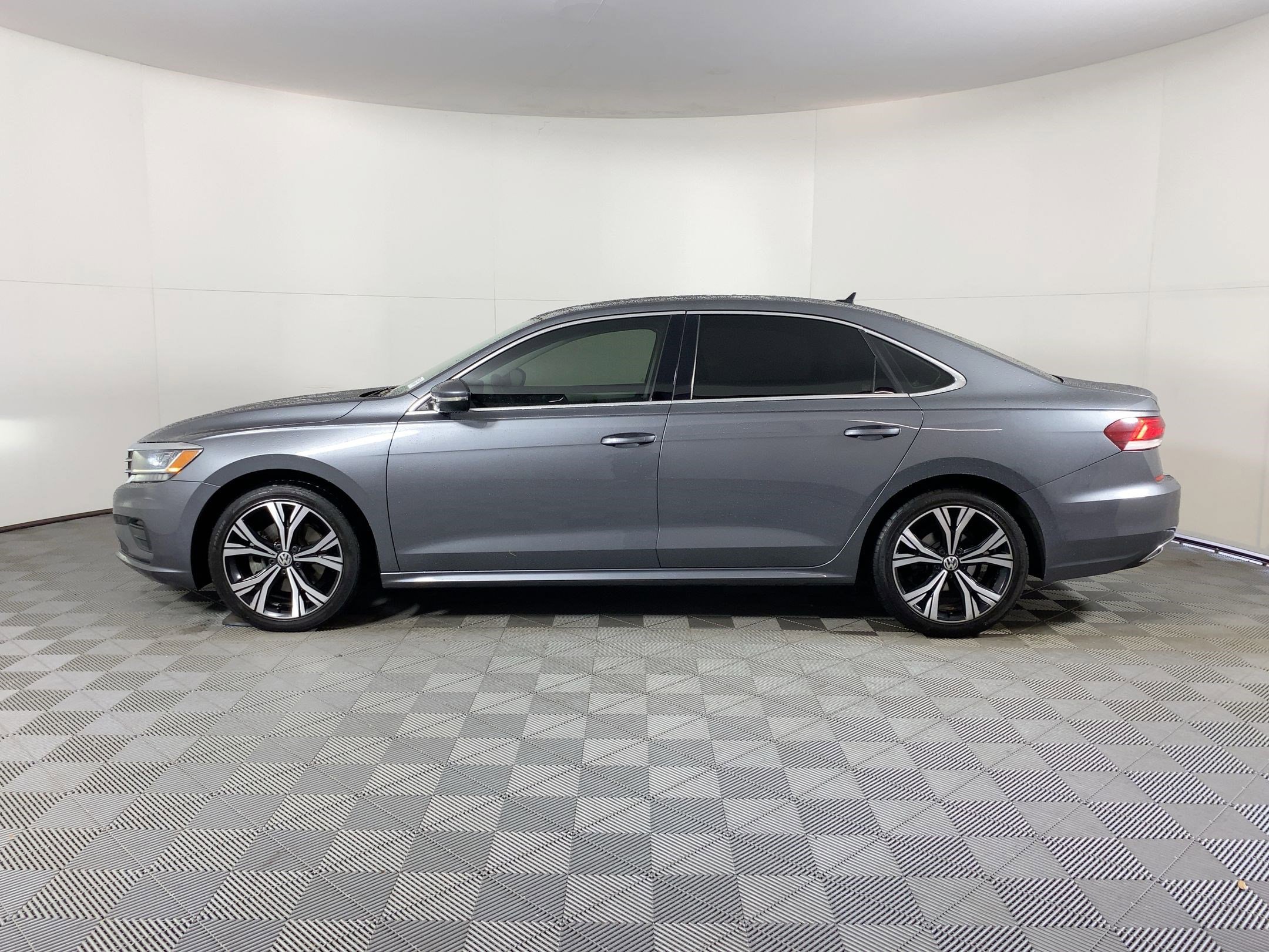 2021 Volkswagen Passat 2.0T SE photo 2