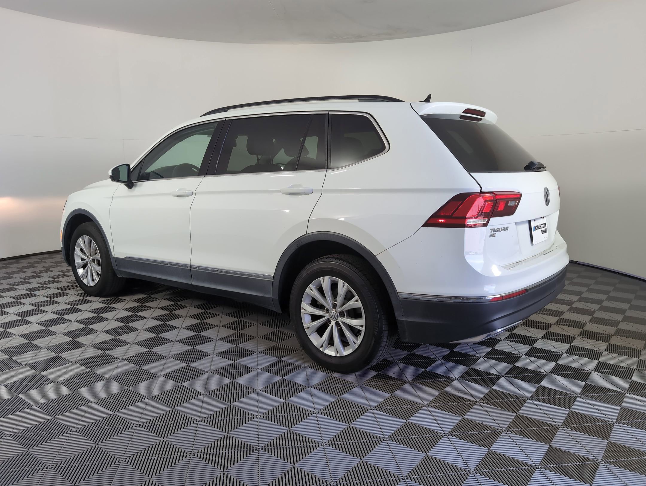 2018 Volkswagen Tiguan SE photo 2