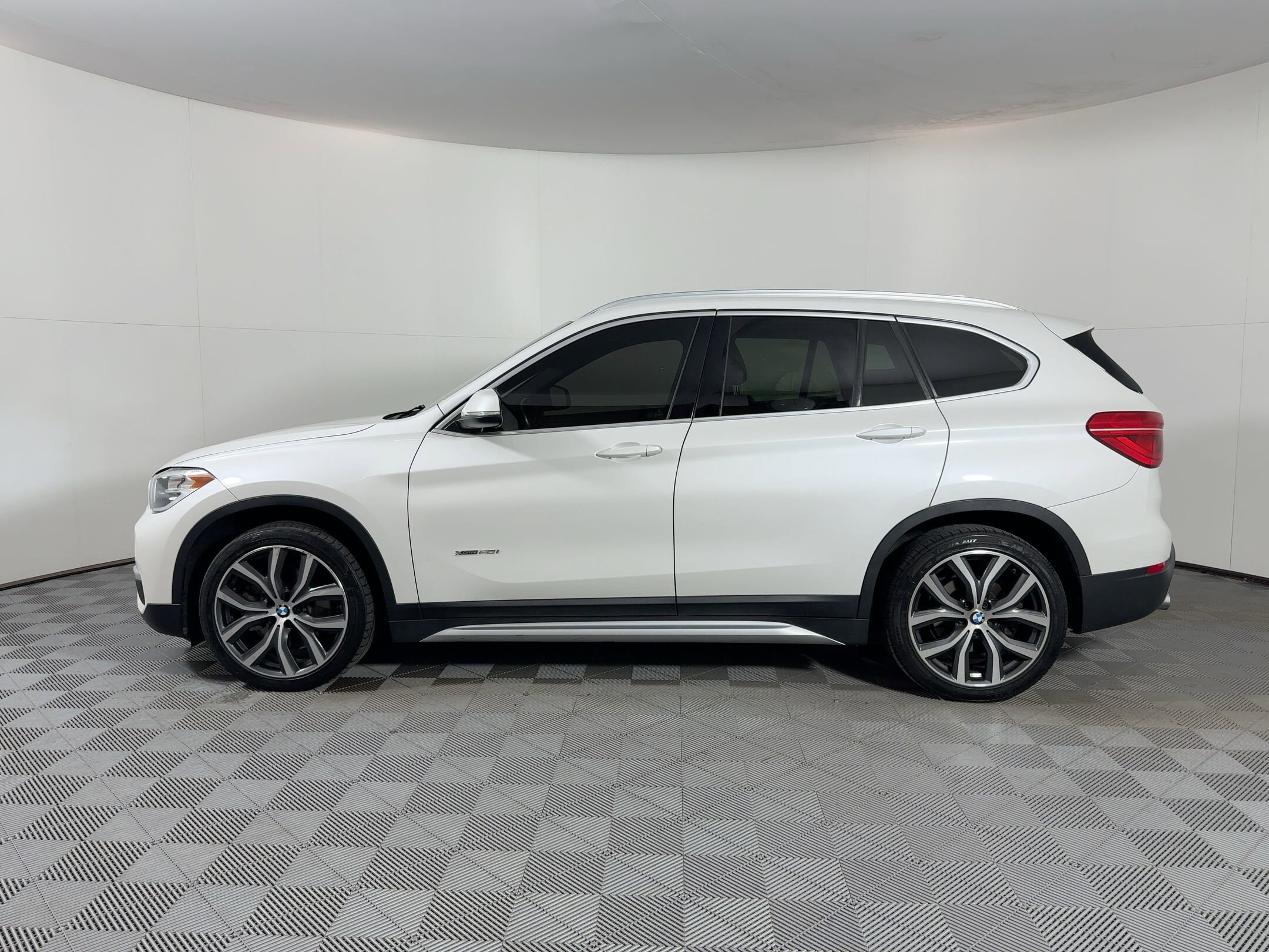 2018 Bmw X1 XDrive28i photo 2