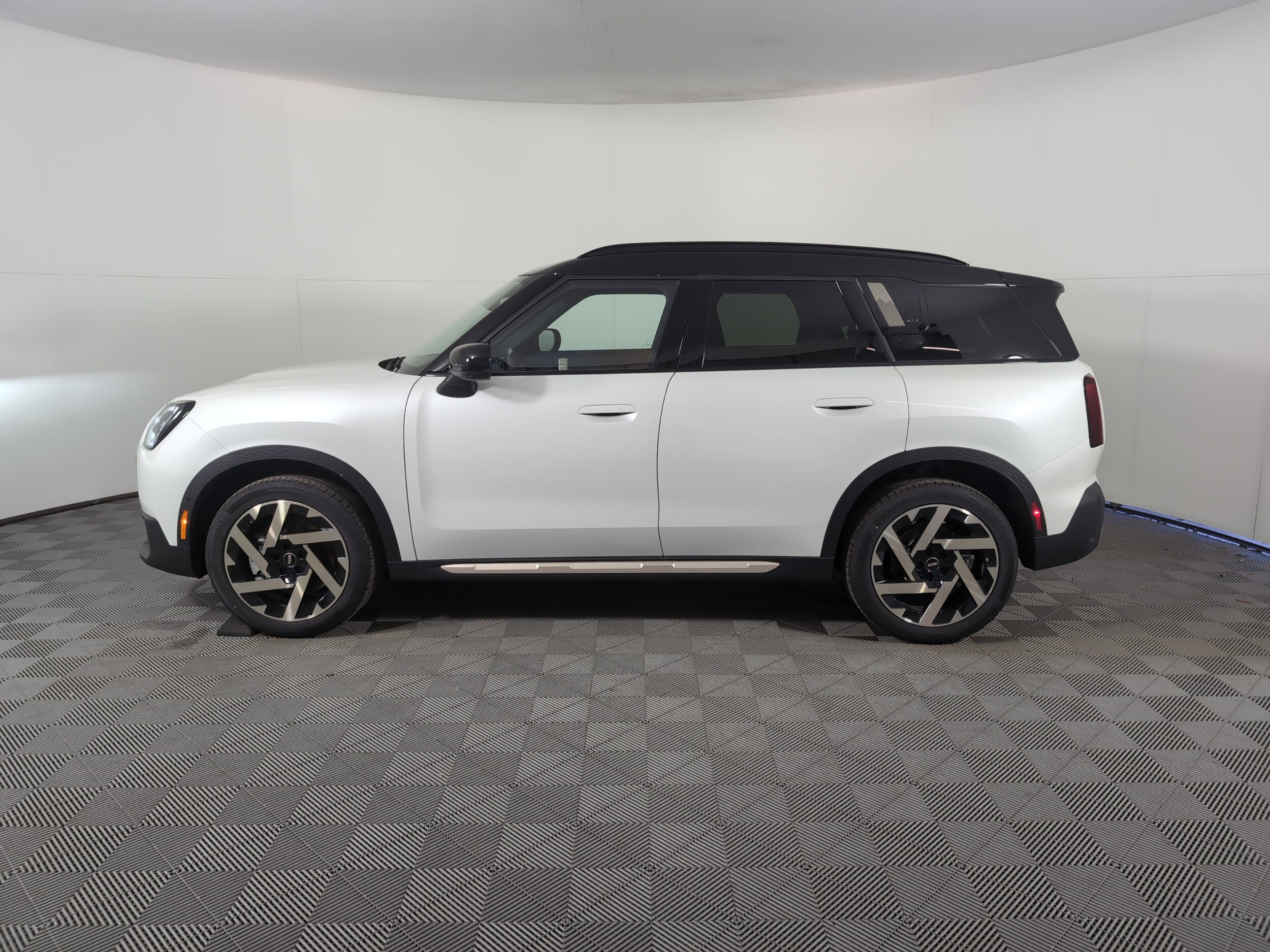 2025 Mini Countryman Iconic photo 4