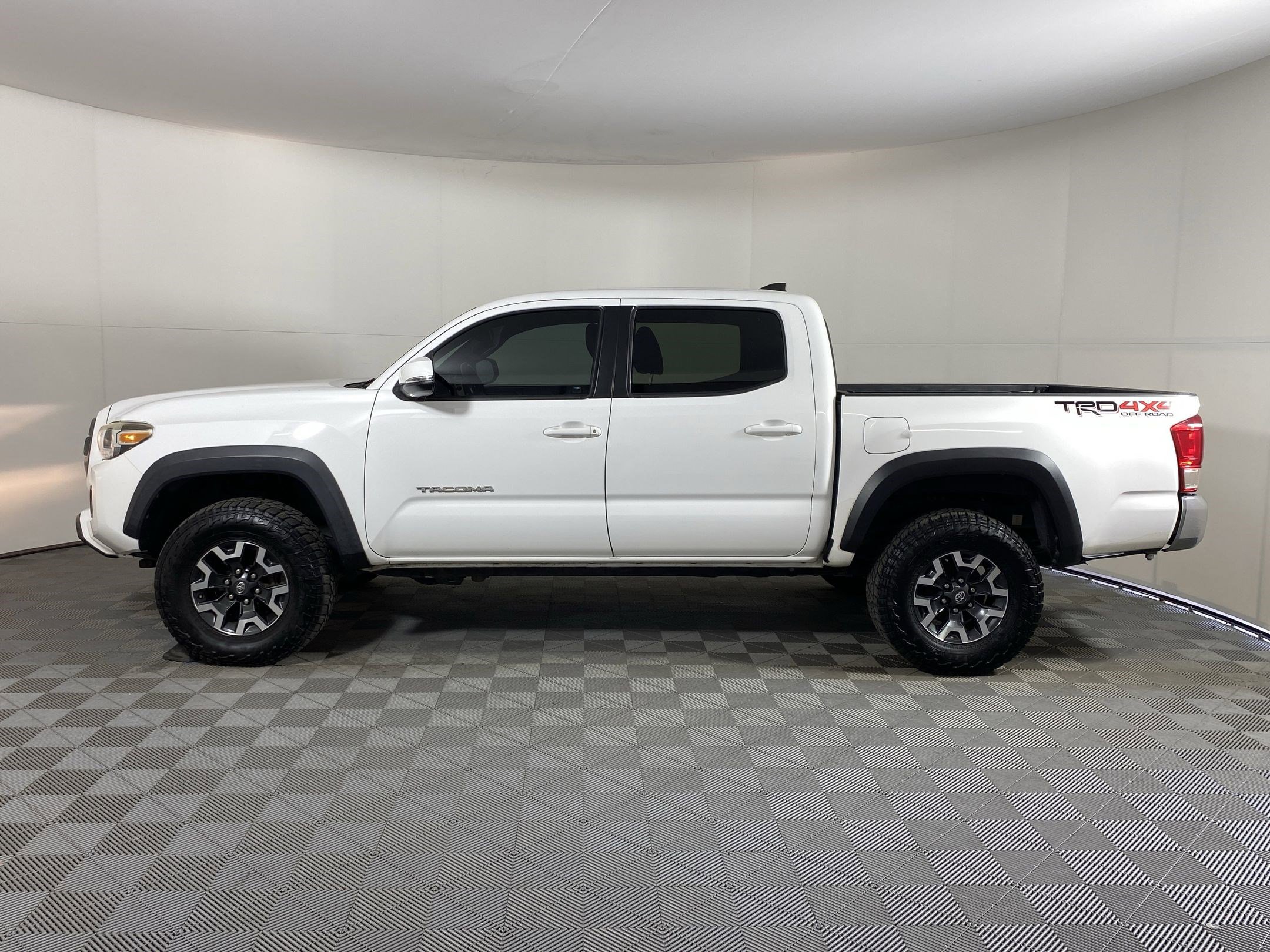2016 Toyota Tacoma SR5 V6 photo 2