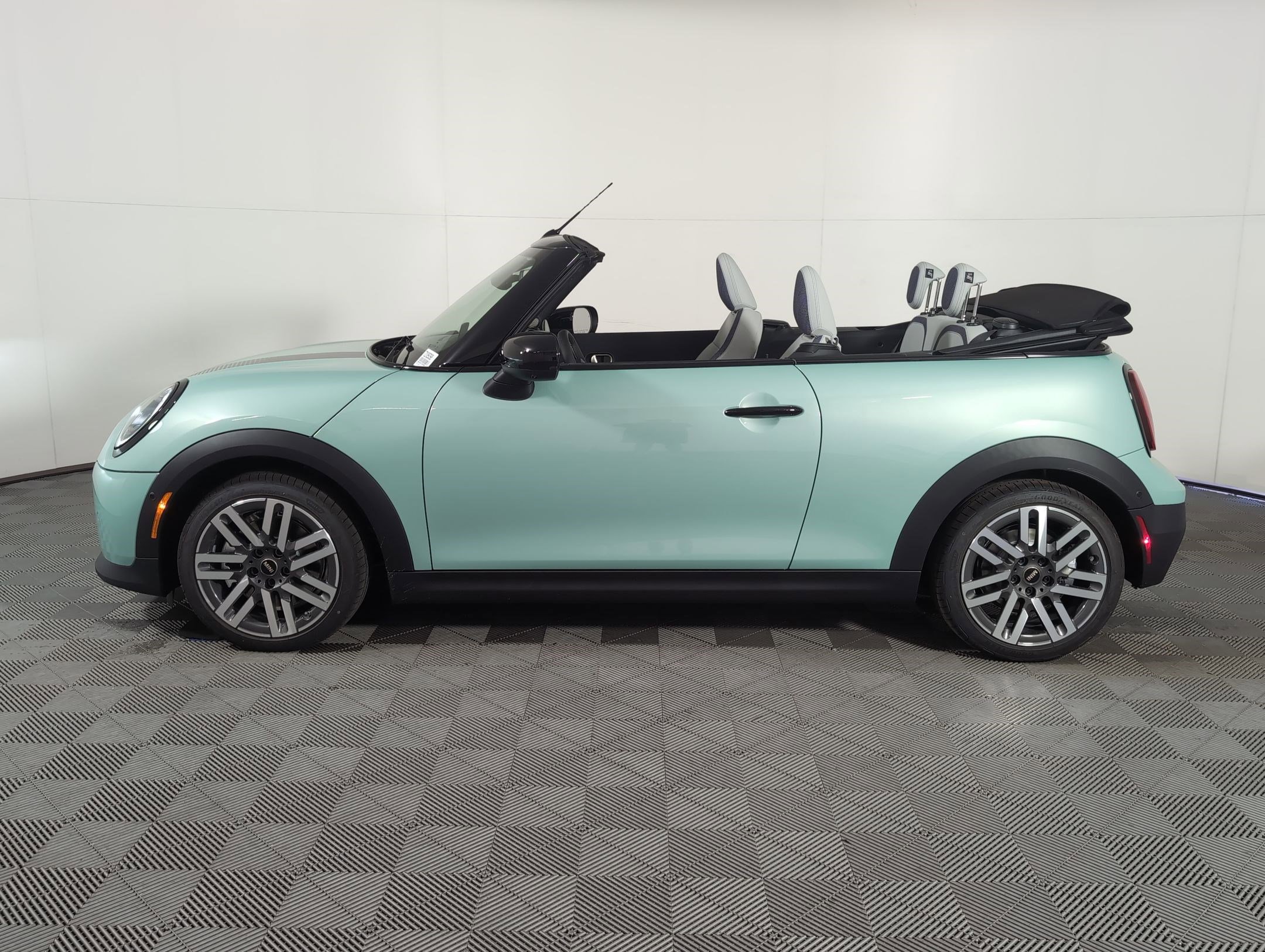 2026 Mini Cooper Convertible Iconic photo 2