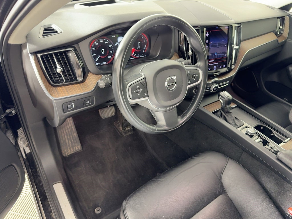 Used 2021 Volvo XC60 T5 Momentum SUV