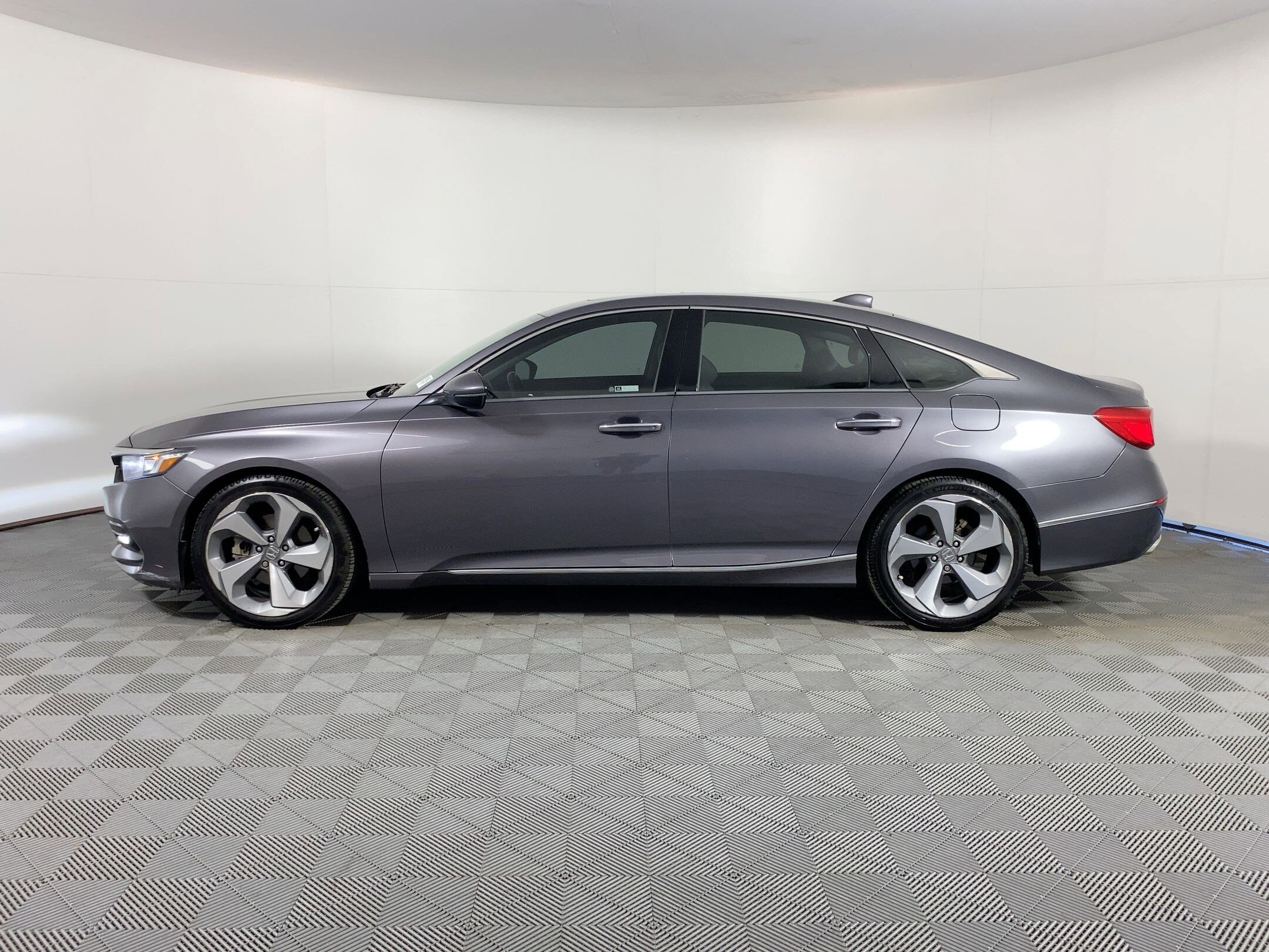 2018 Honda Accord Touring 2.0T photo 2