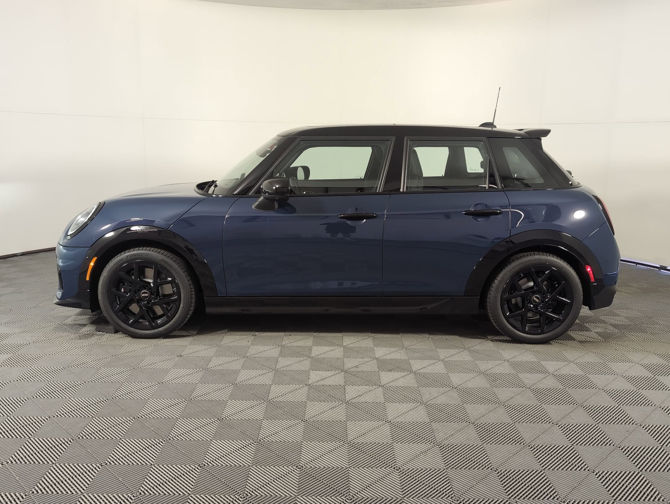 2026 Mini Cooper S 4 Door Iconic photo 2