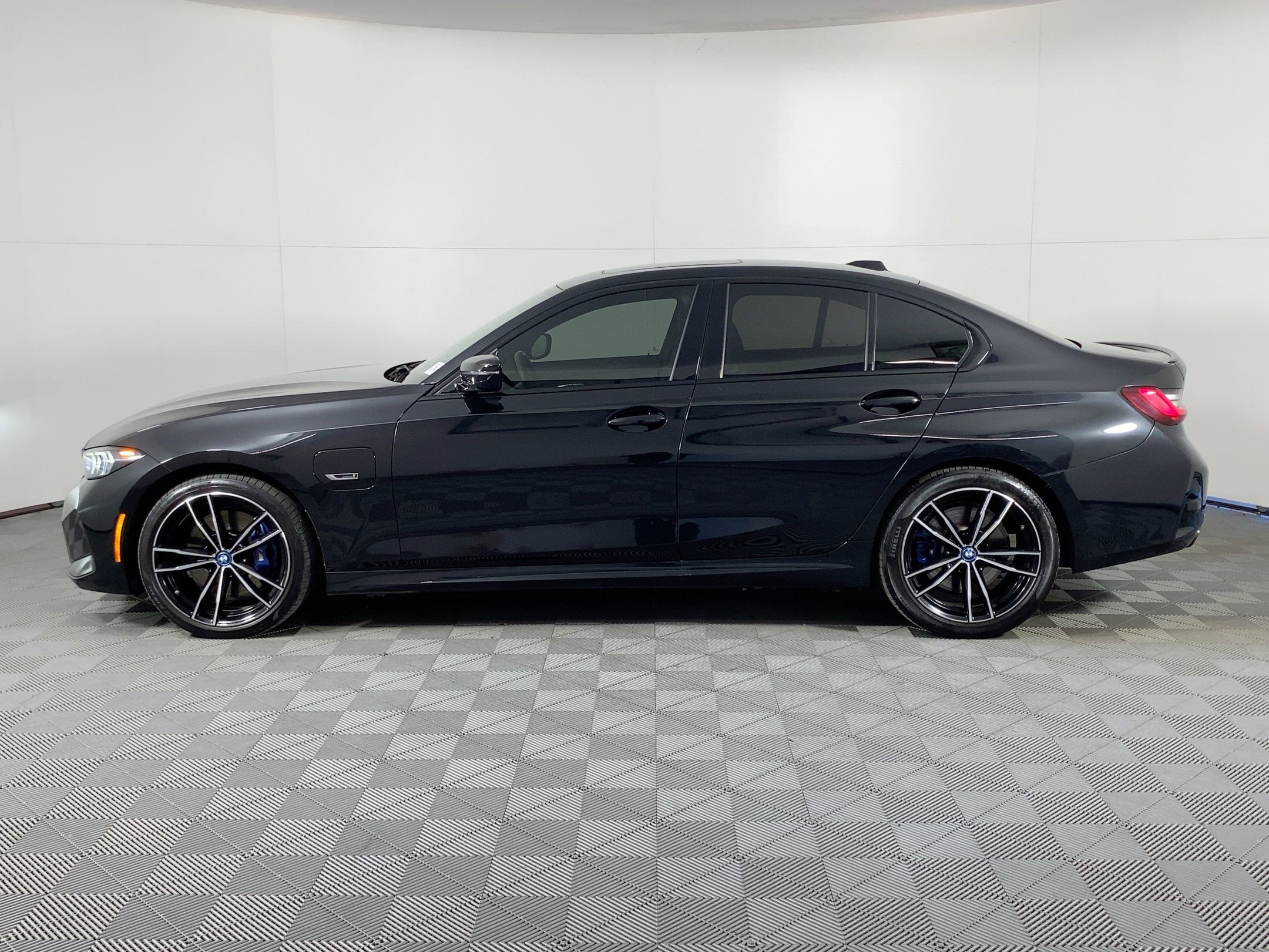 2023 Bmw 330e Sedan photo 2