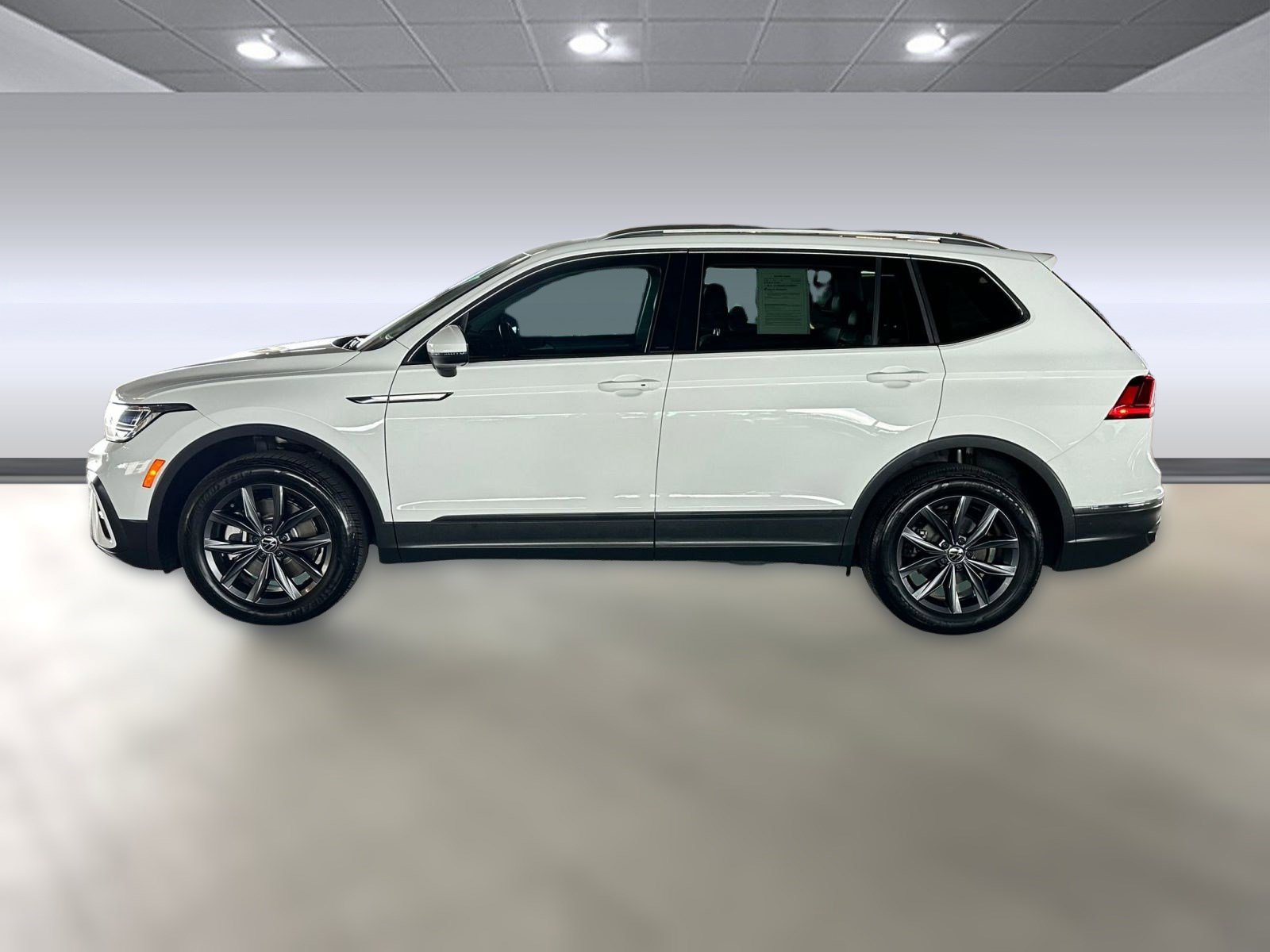 2022 Volkswagen Tiguan SE photo 2