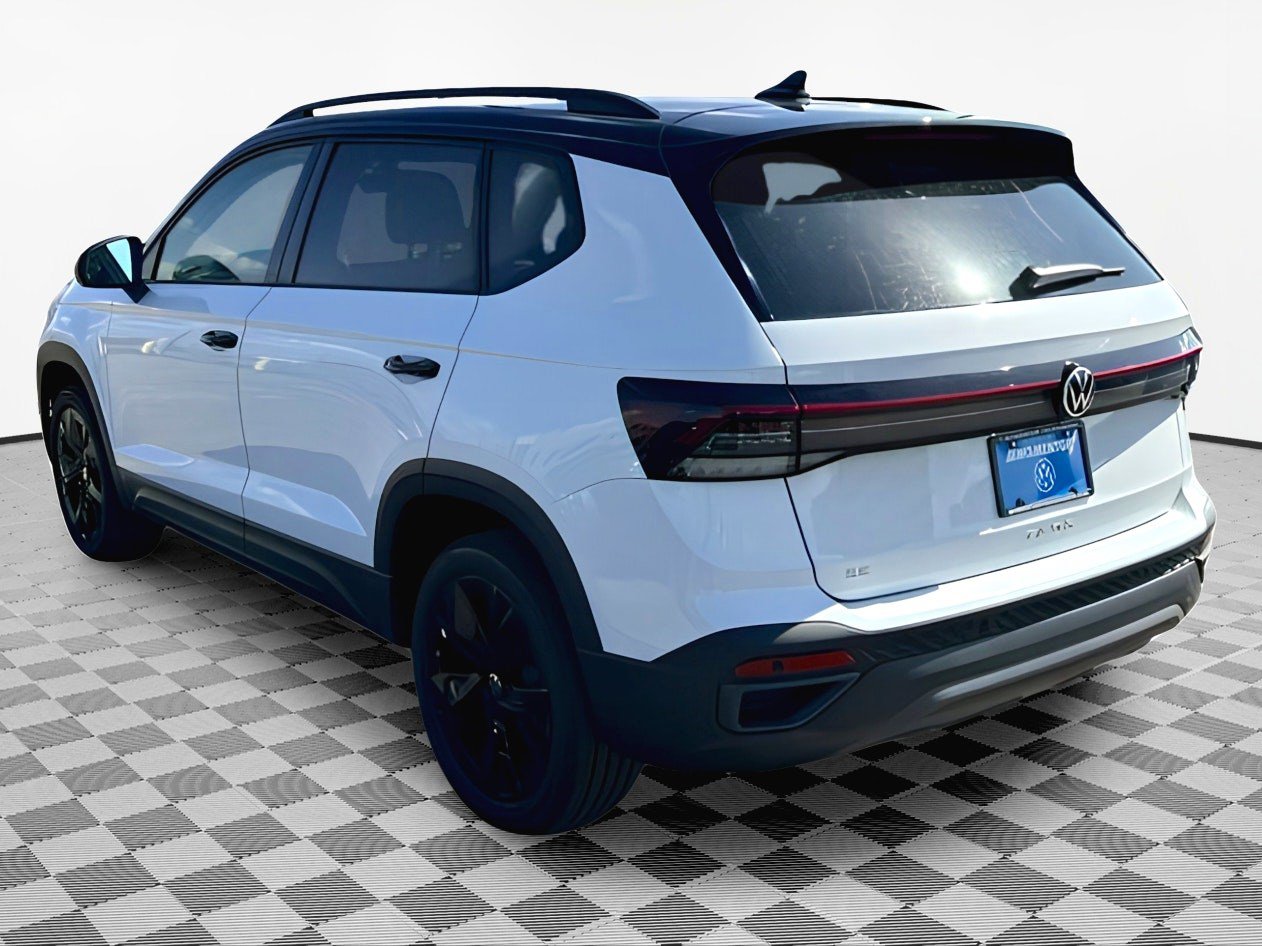 2025 Volkswagen Taos SE photo 3