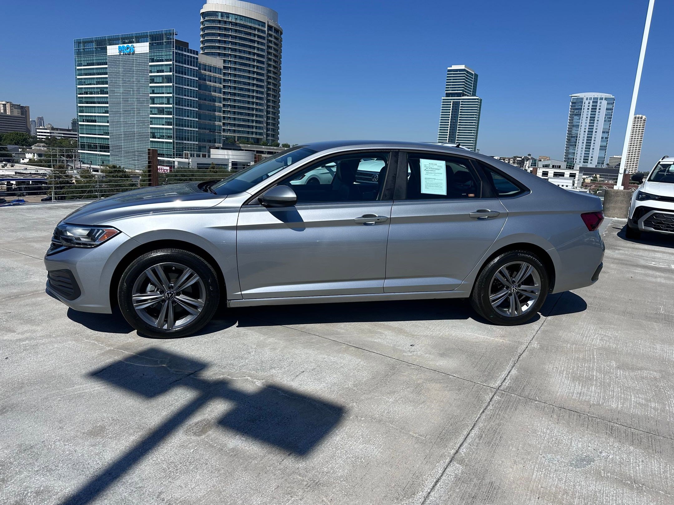 2022 Volkswagen Jetta SE photo 2