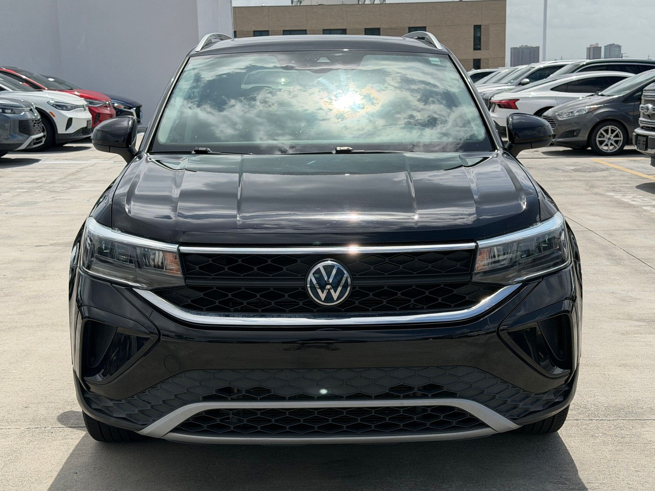 Taos SE SUV