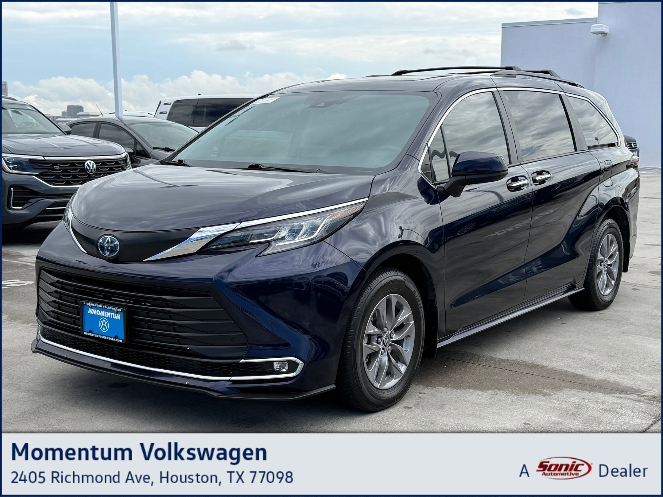 2022 Toyota Sienna XLE 8-Passenger Hybrid FWD's photo