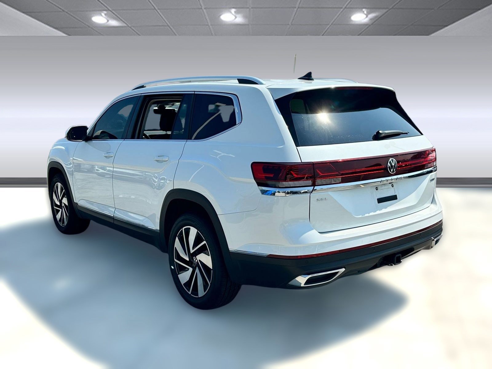 2025 Volkswagen Atlas SEL photo 2