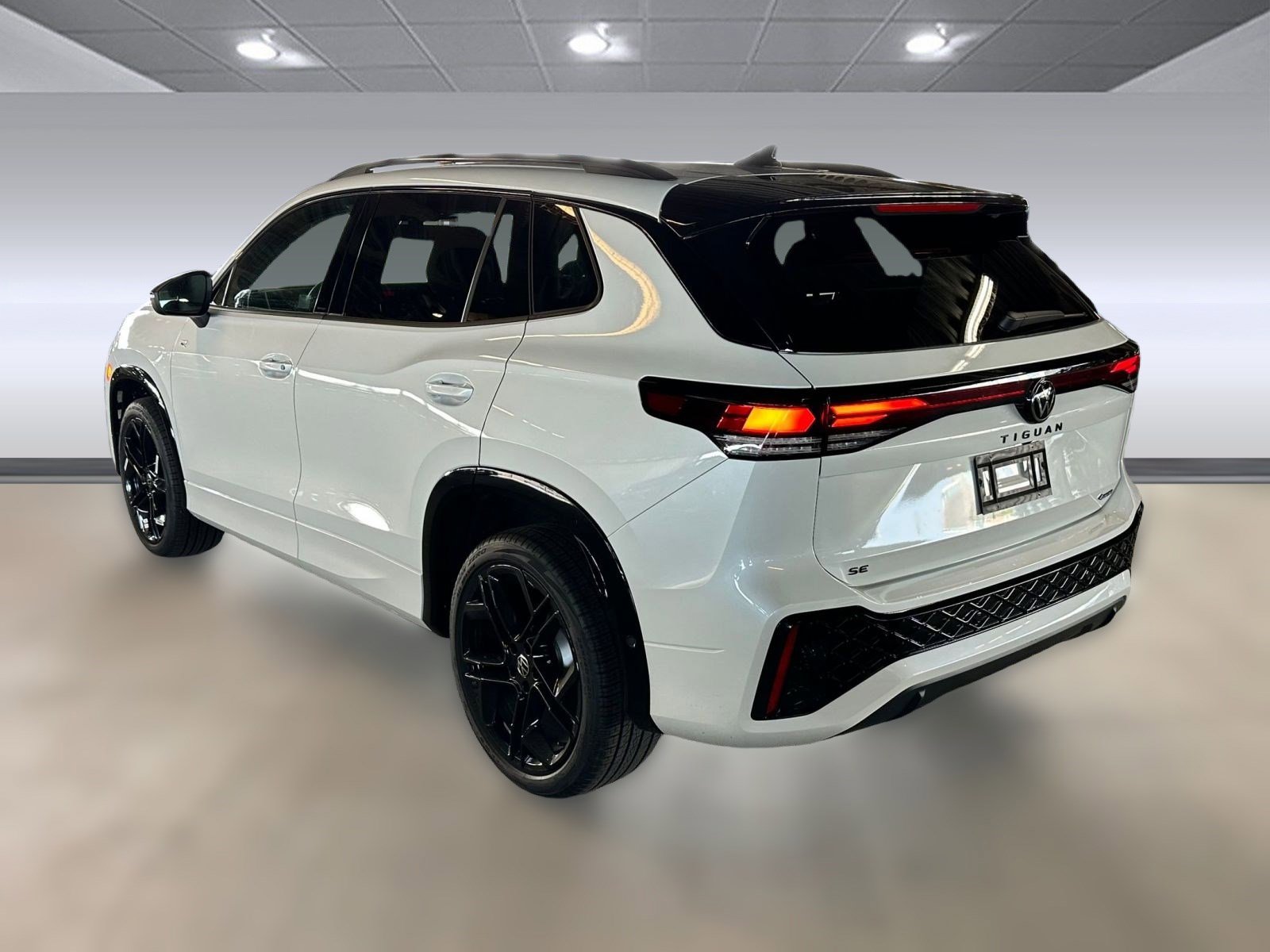 2025 Volkswagen Tiguan SE R-Line Black photo 3
