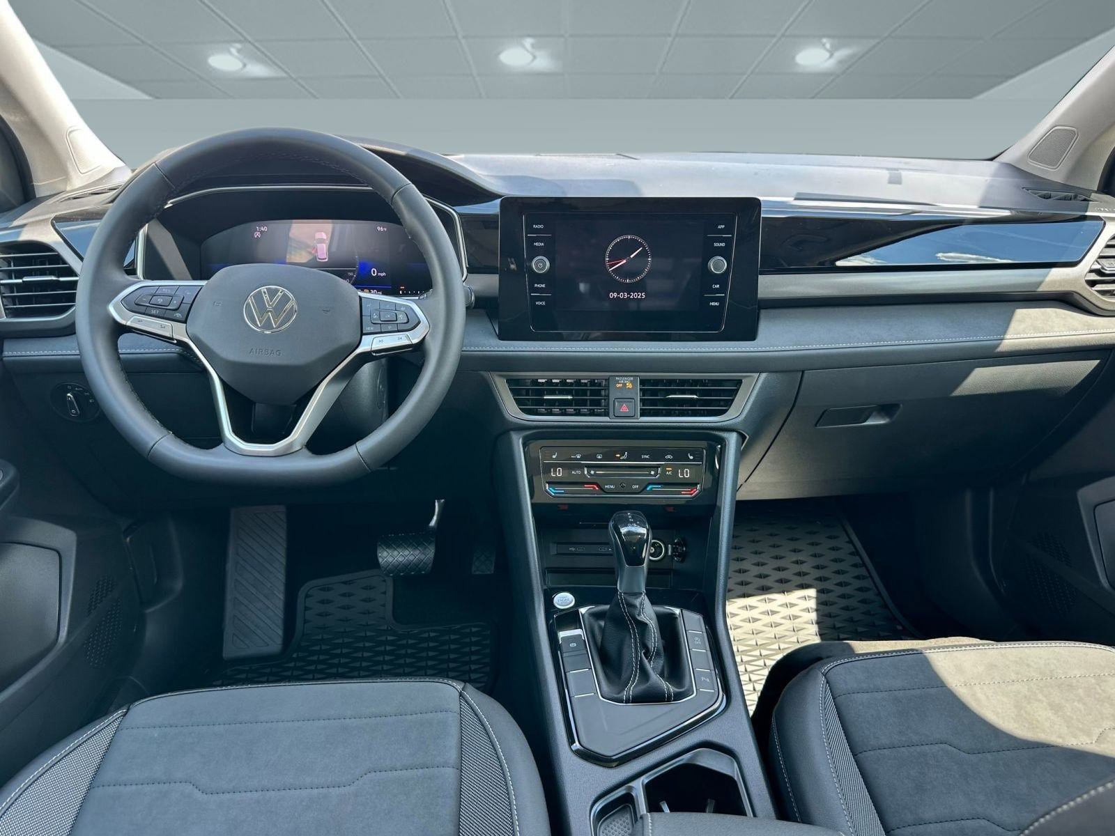 2025 Volkswagen Taos SE photo 3