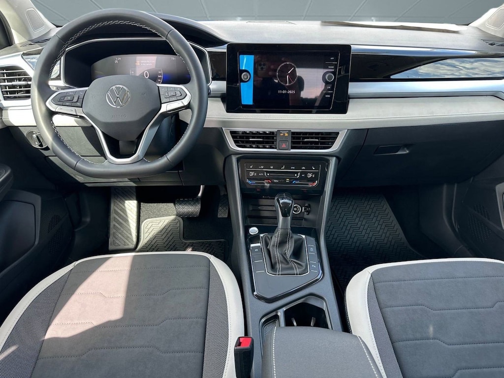 New 2025 Volkswagen Taos 1.5T SE SUV