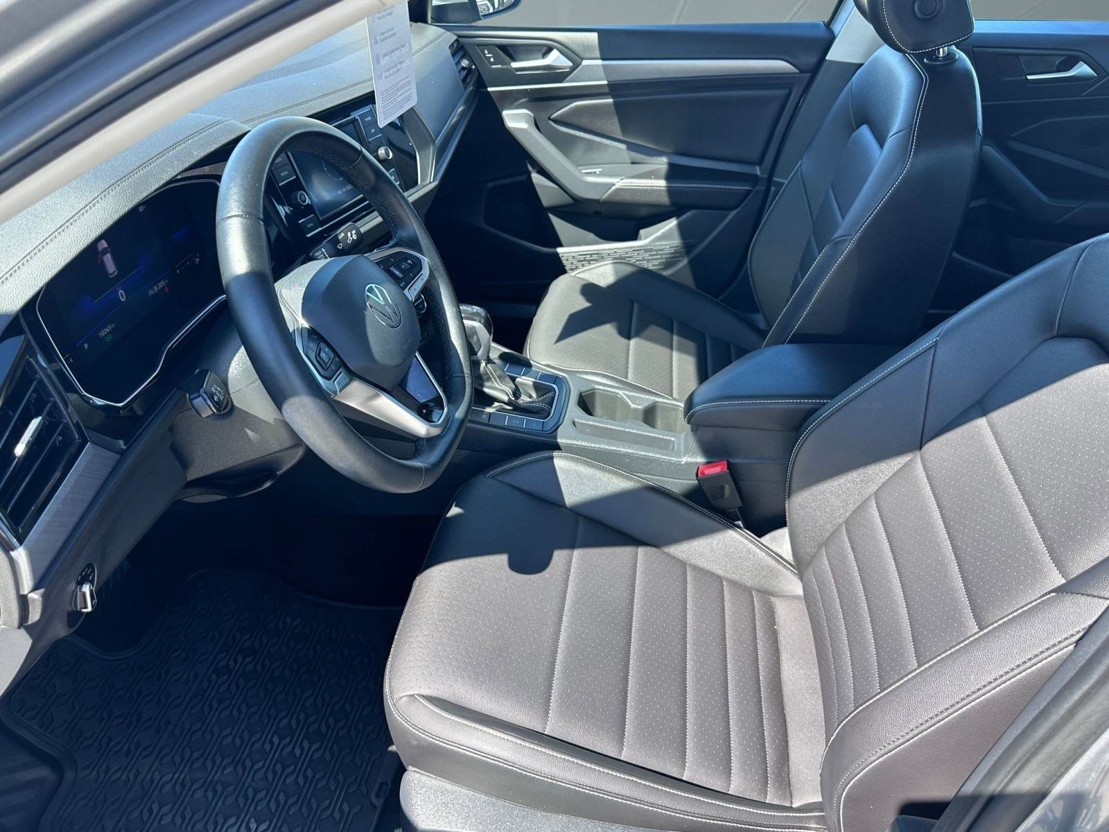 2022 Volkswagen Jetta SE photo 3