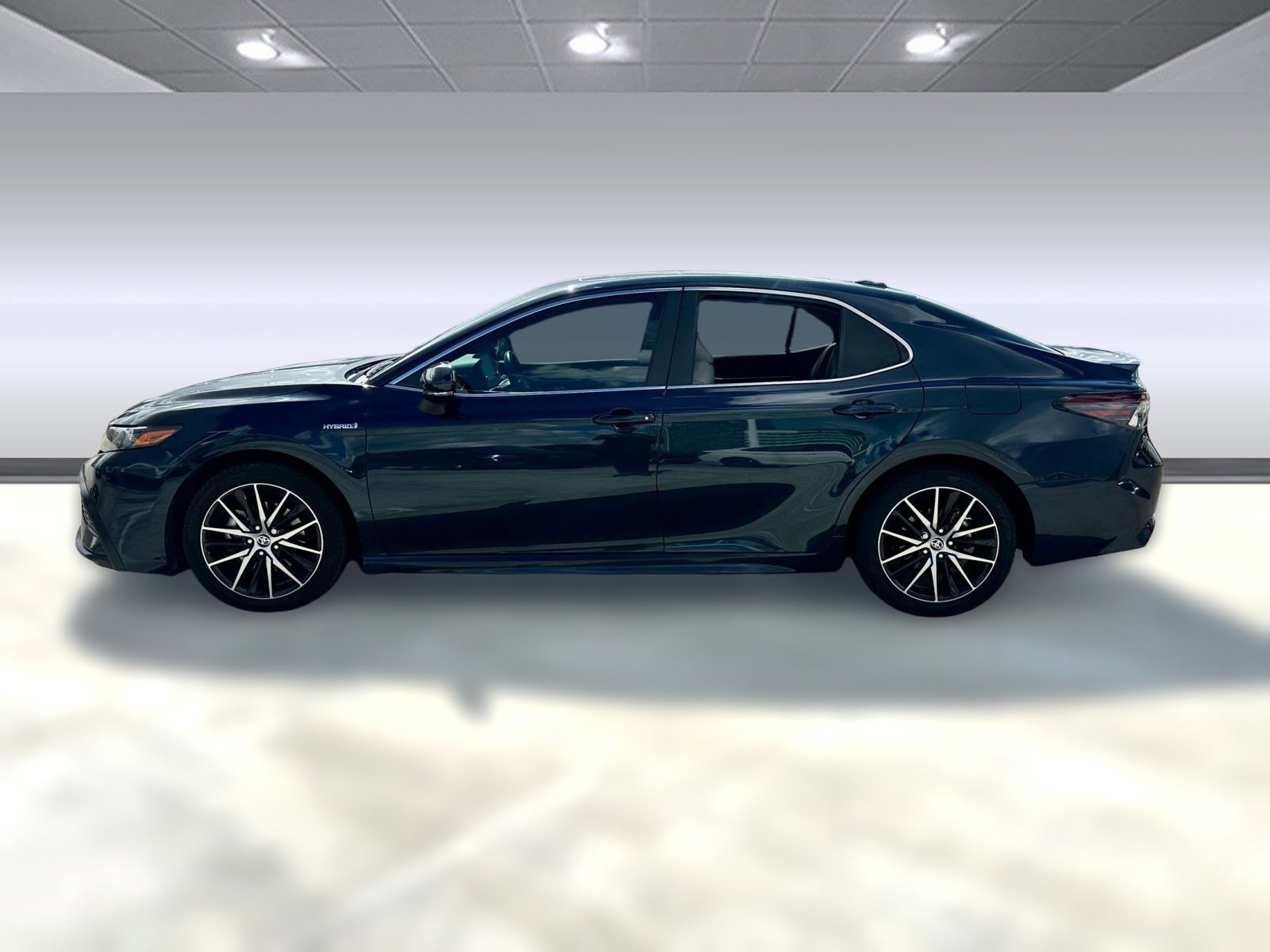 2021 Toyota Camry Hybrid SE photo 2