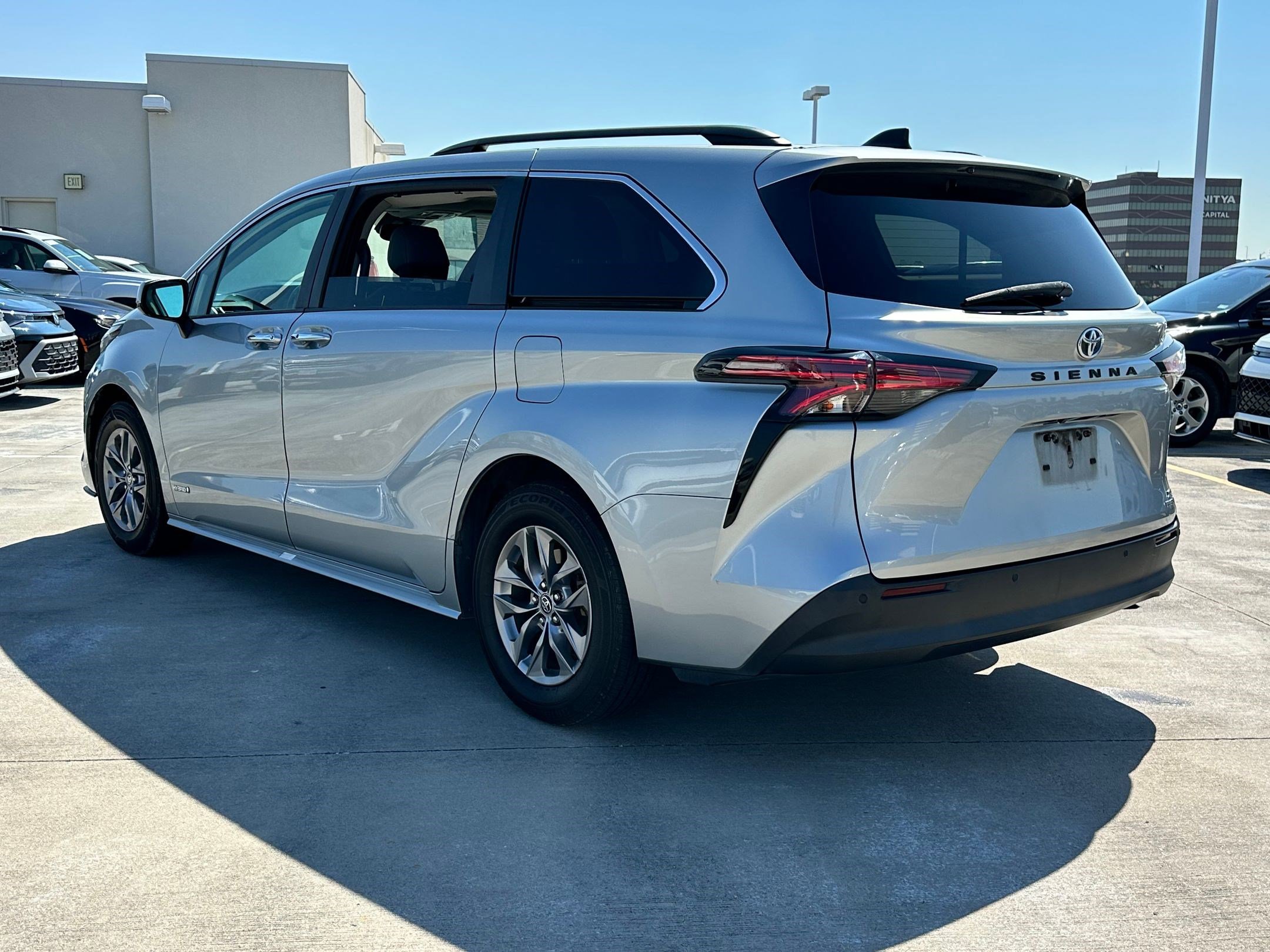 2021 Toyota Sienna XLE photo 2