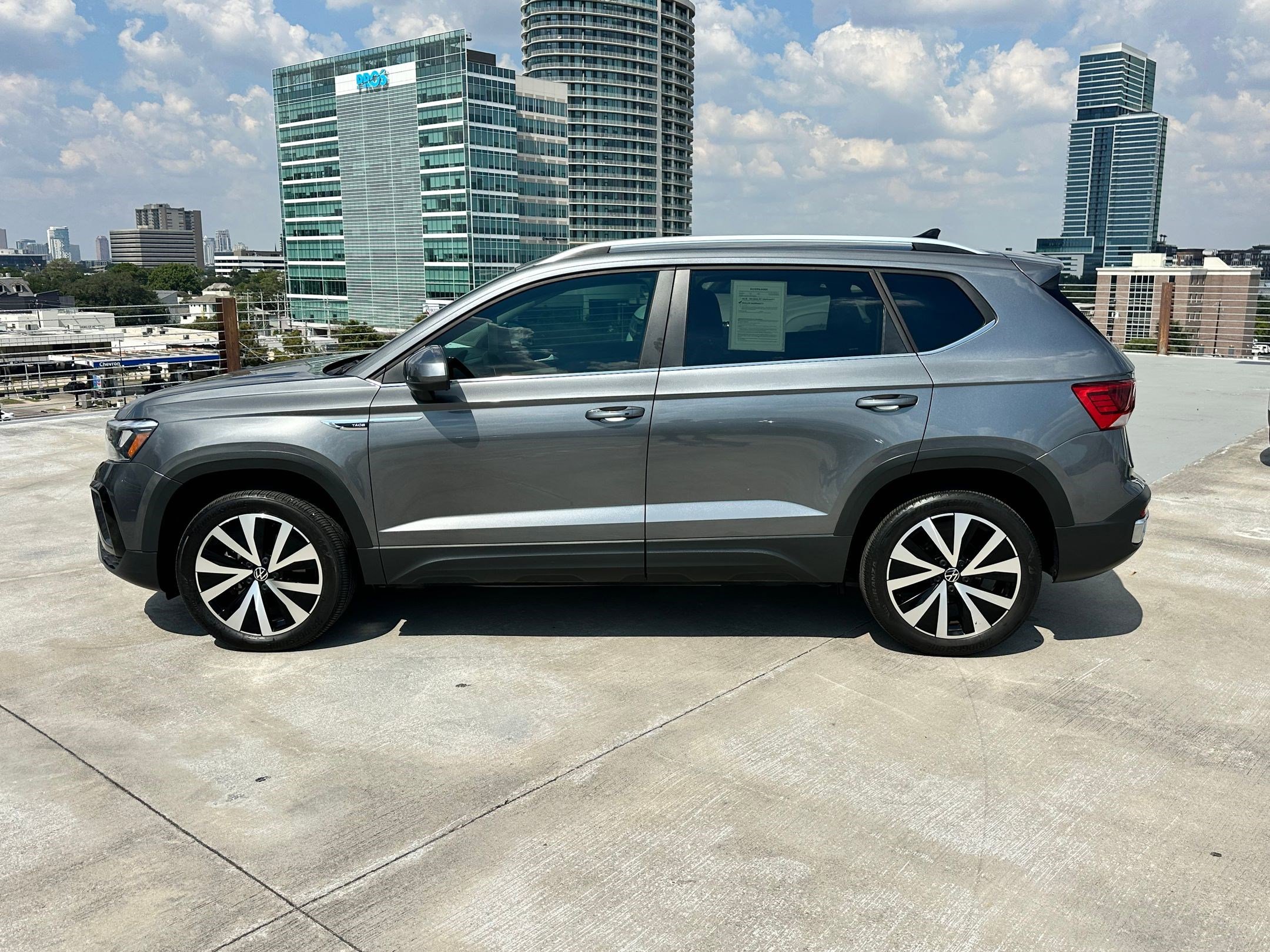 2022 Volkswagen Taos SE photo 2