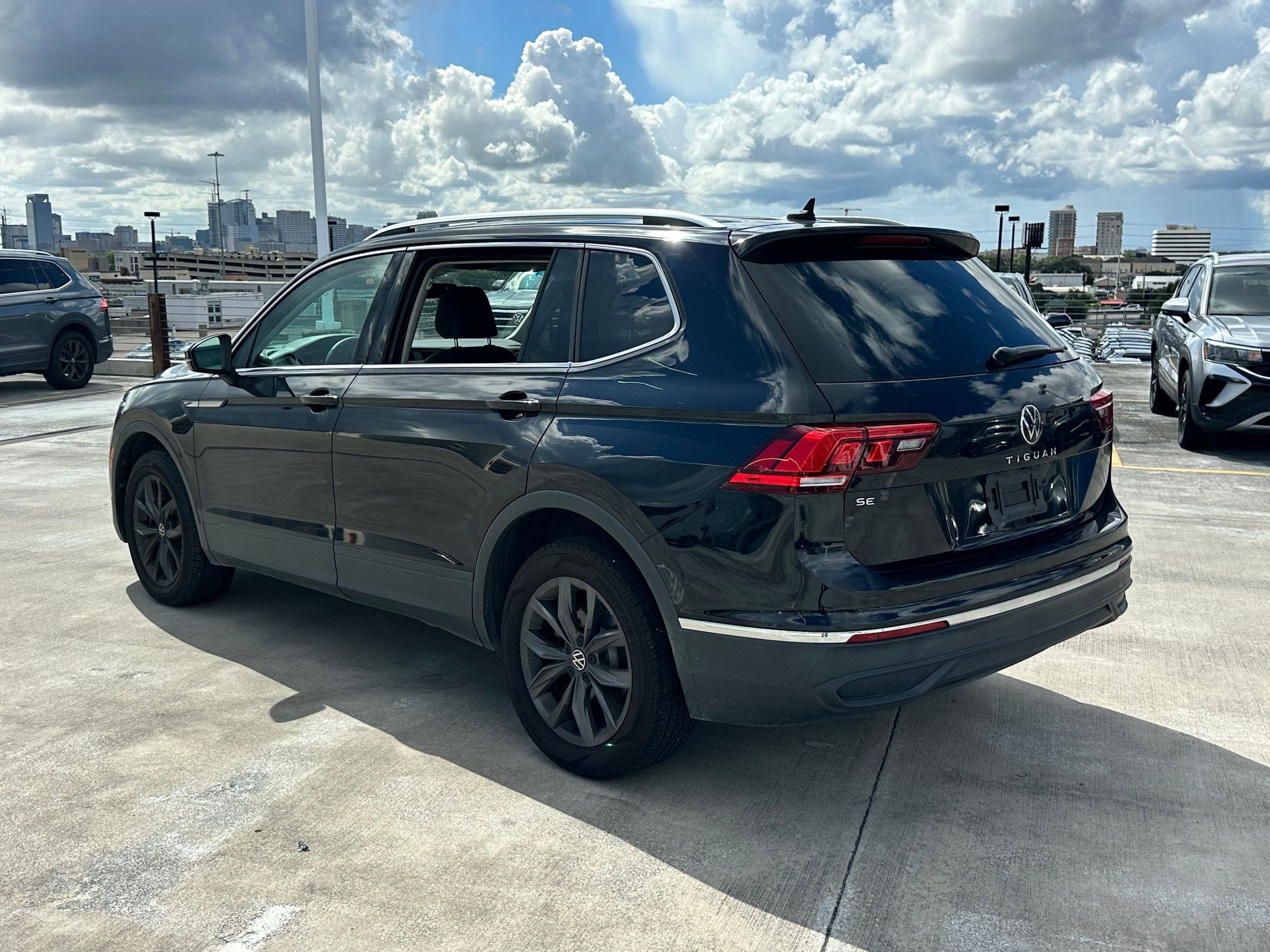 2022 Volkswagen Tiguan SE photo 3