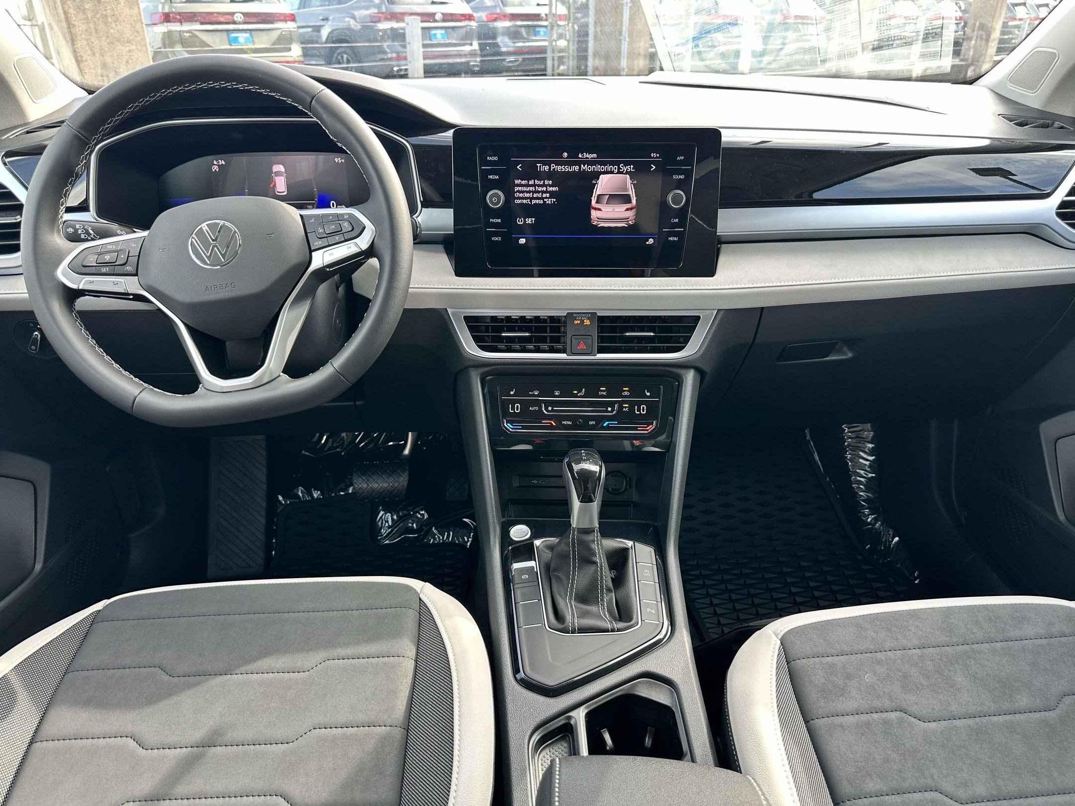 2025 Volkswagen Taos SE photo 4