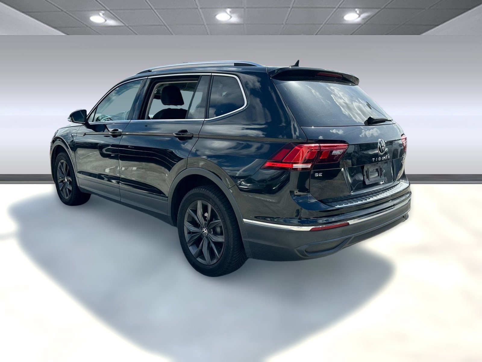 2022 Volkswagen Tiguan SE photo 2