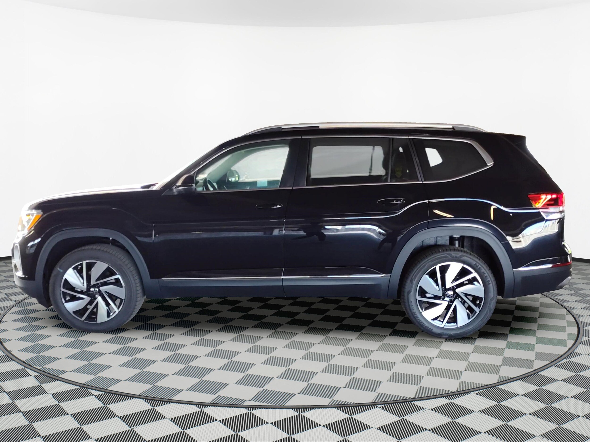 2025 Volkswagen Atlas SEL photo 3