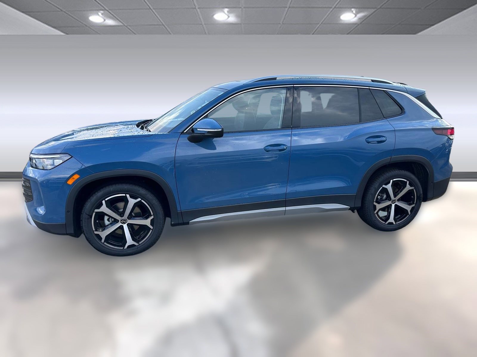 2026 Volkswagen Tiguan SE photo 2