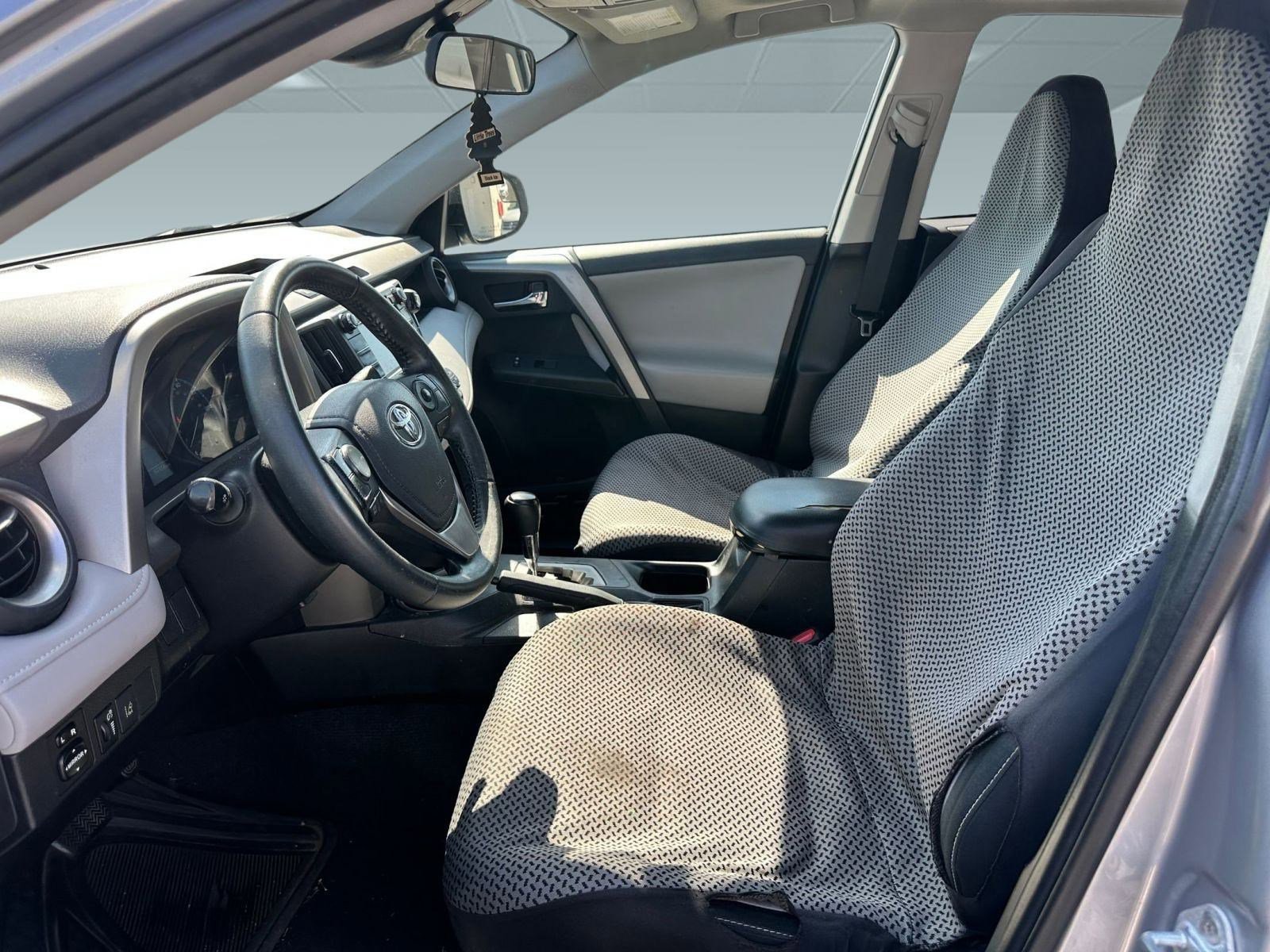 2017 Toyota RAV4 XLE photo 4