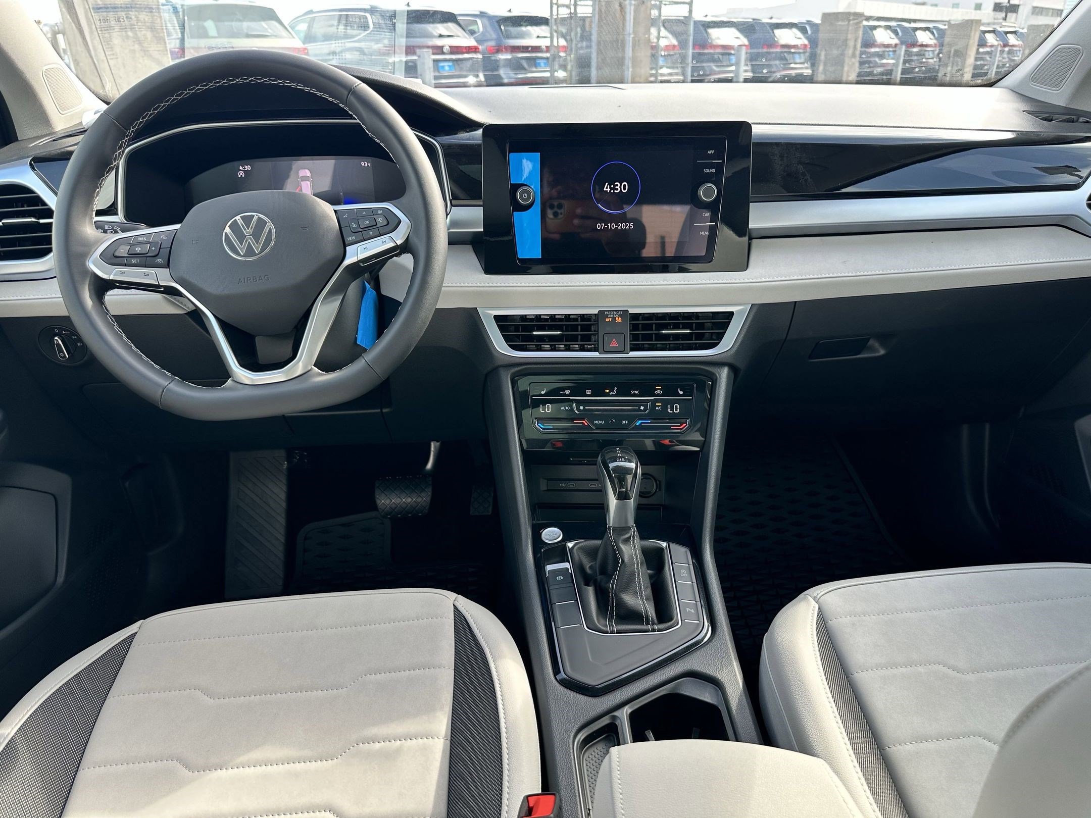 2025 Volkswagen Taos SE photo 4