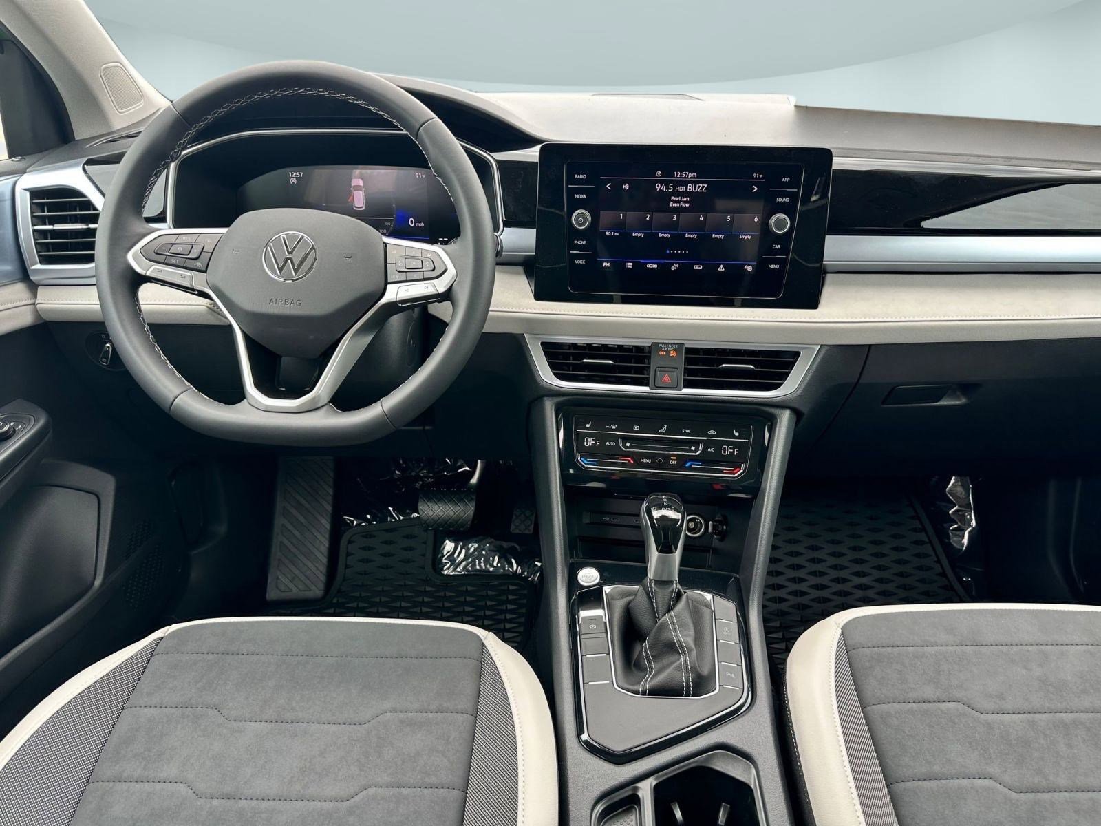 2025 Volkswagen Taos SE photo 4