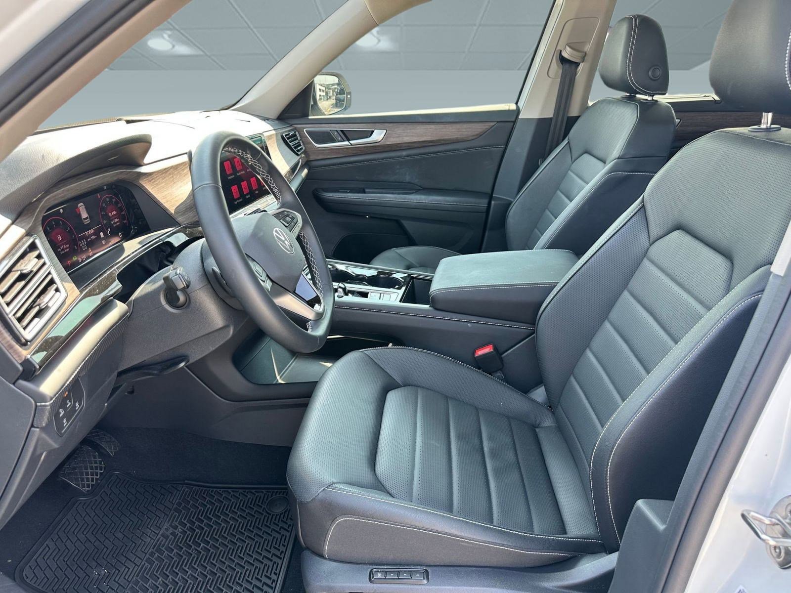 2025 Volkswagen Atlas SEL photo 3