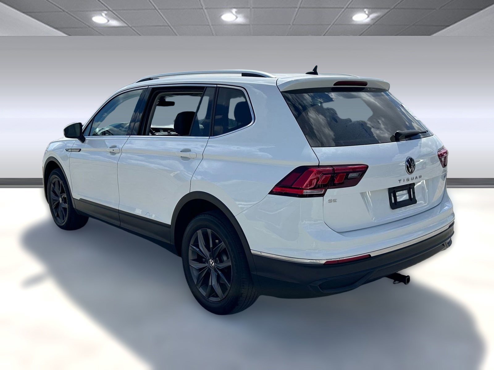 2024 Volkswagen Tiguan SE Wolfsburg Edition photo 2