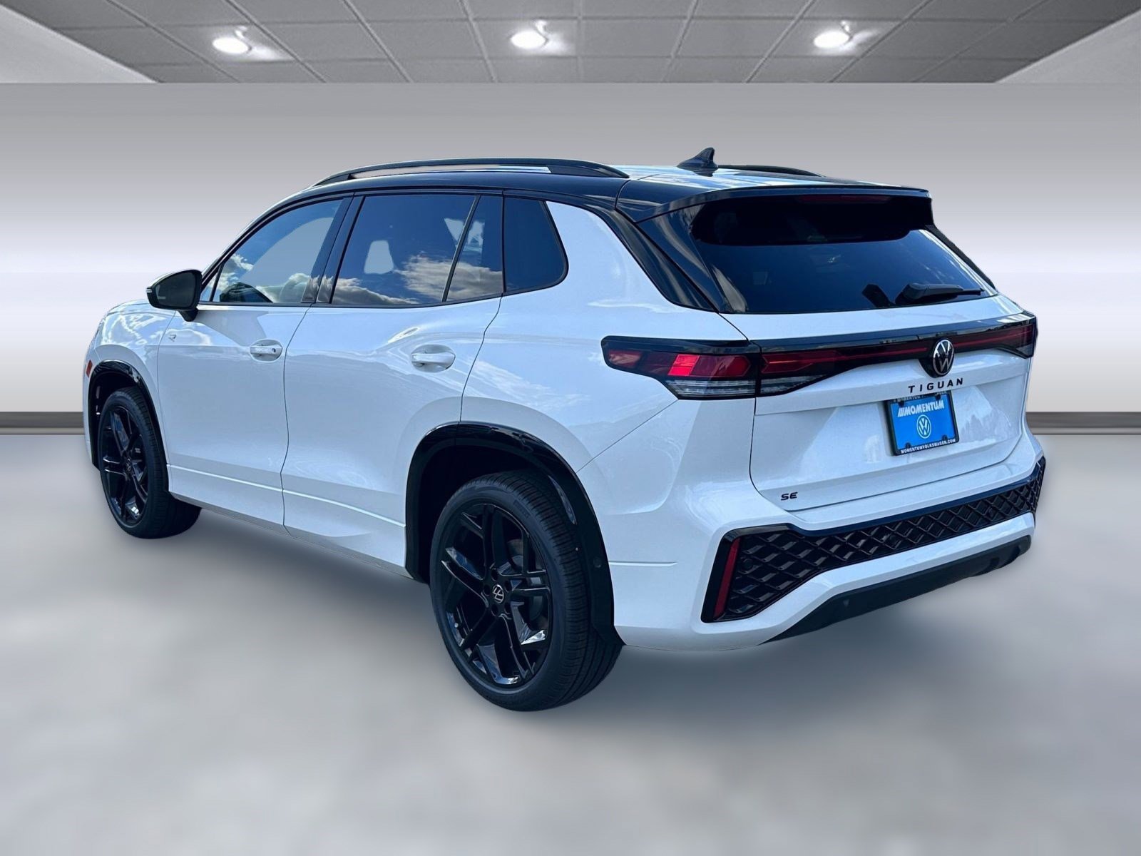 2026 Volkswagen Tiguan SE R-Line Black photo 3