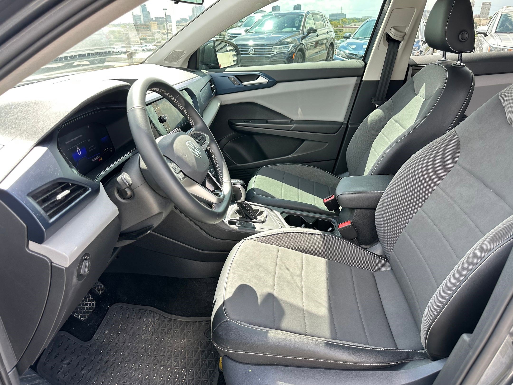 2022 Volkswagen Taos SE photo 3