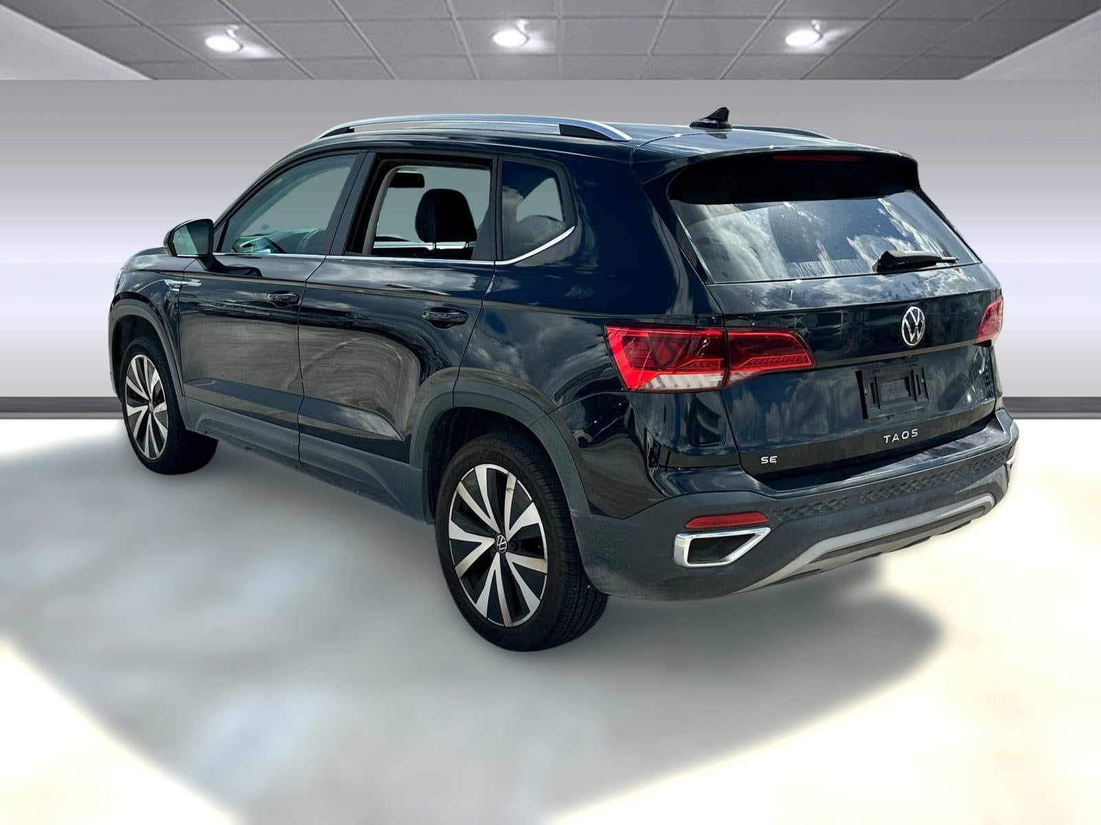 2022 Volkswagen Taos SE photo 3