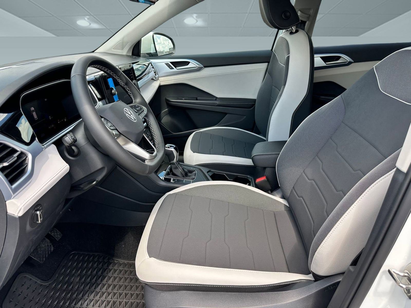 2025 Volkswagen Taos SE photo 3