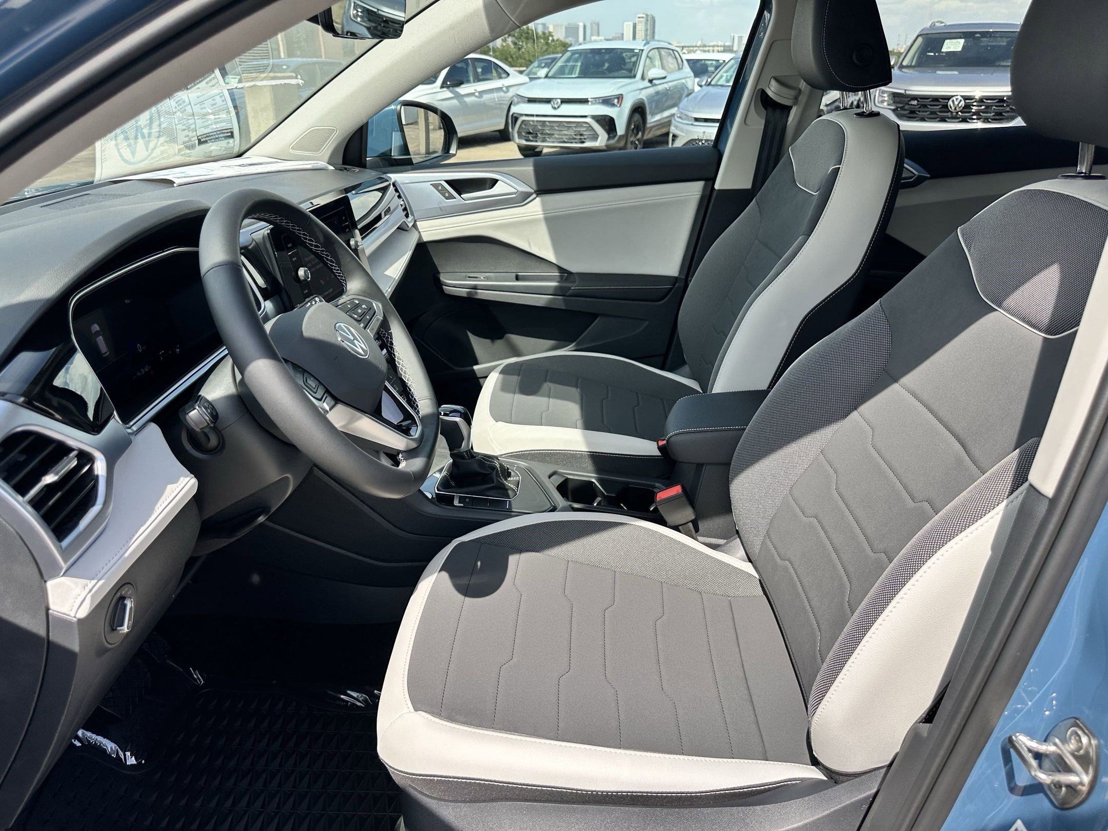 2025 Volkswagen Taos SE photo 4