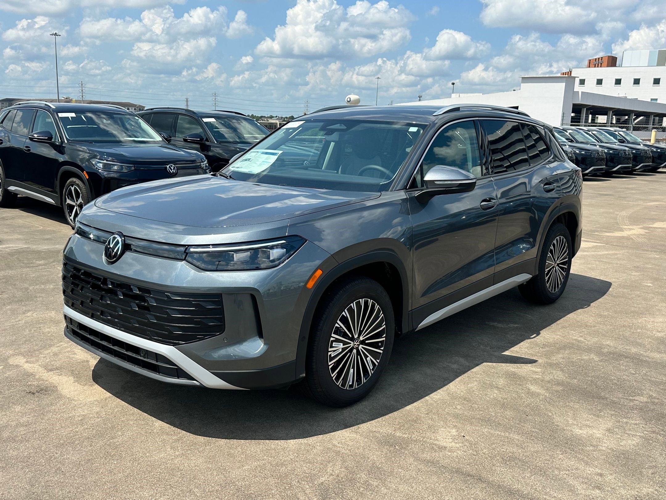 2025 Volkswagen Tiguan S photo 2