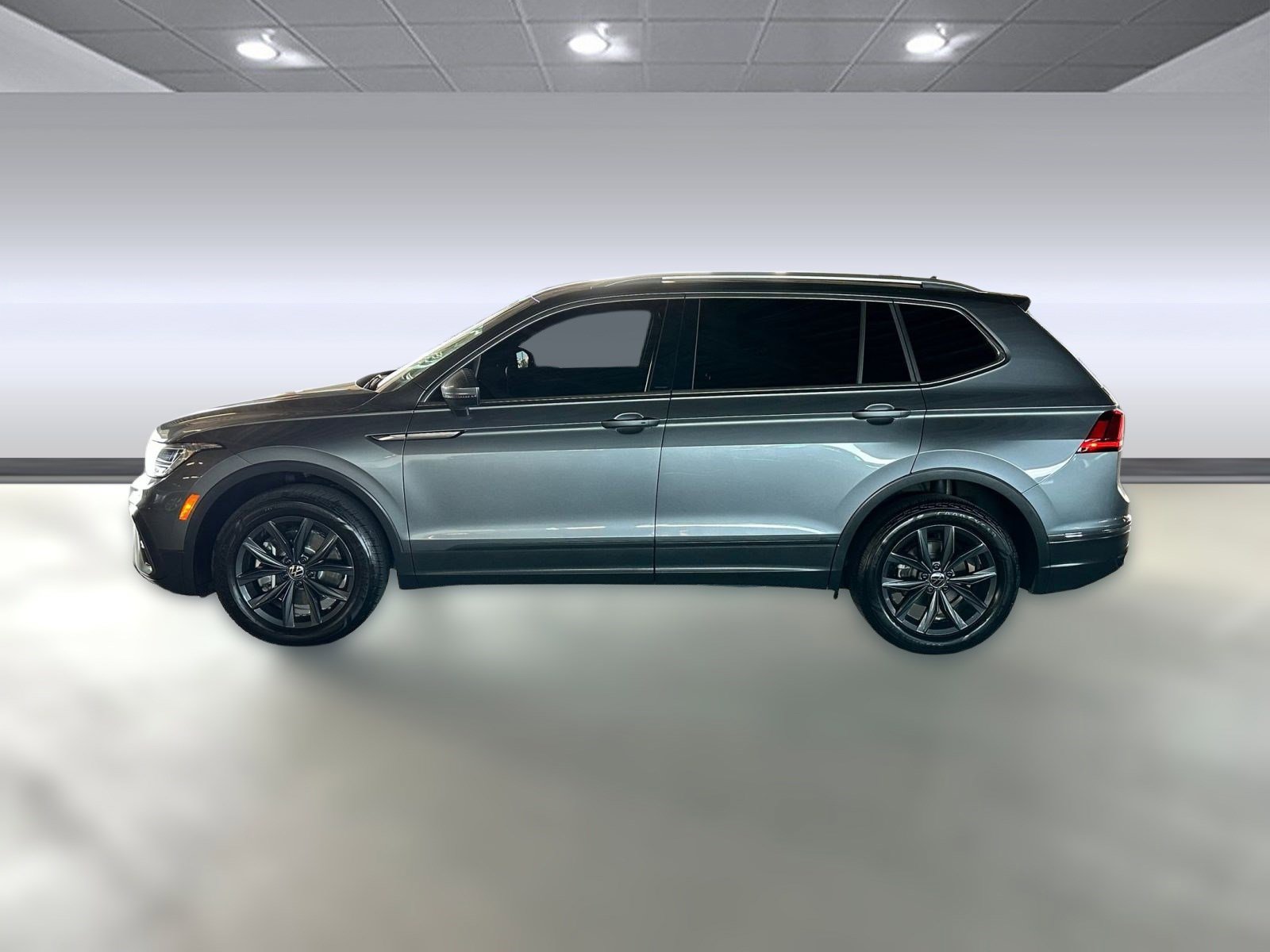 2024 Volkswagen Tiguan SE Wolfsburg Edition photo 2