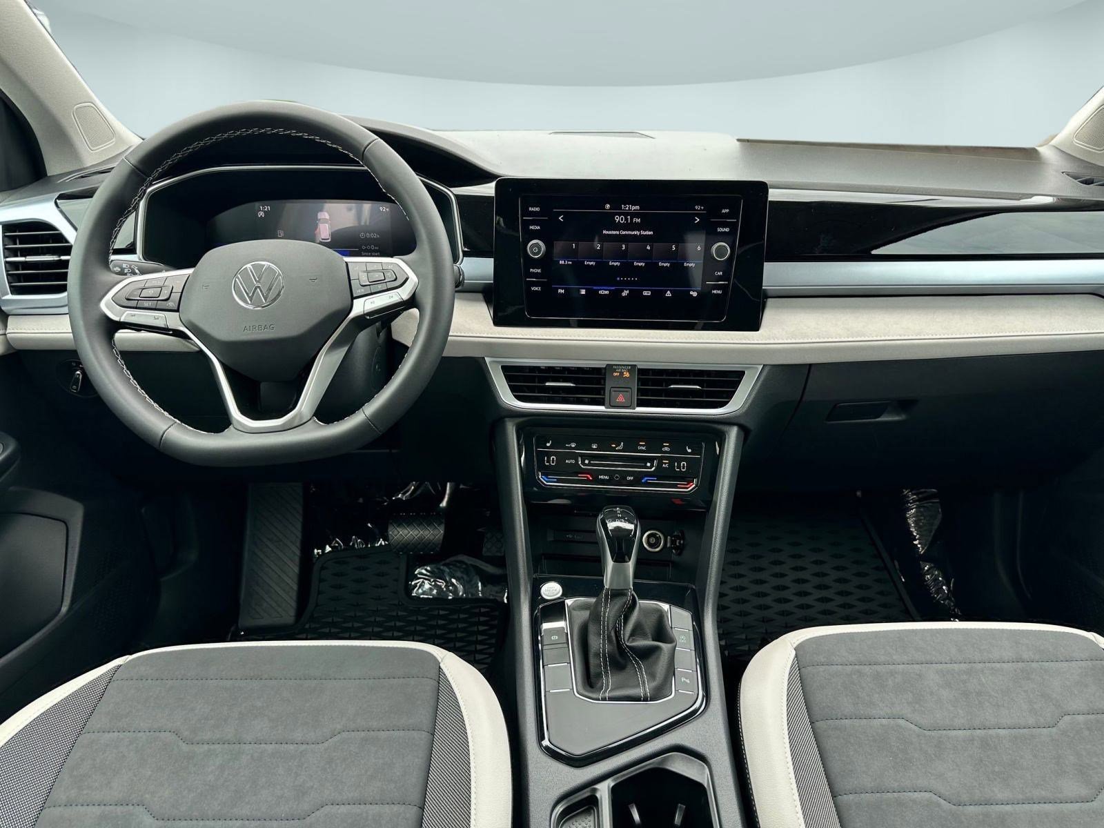 2025 Volkswagen Taos SE photo 4