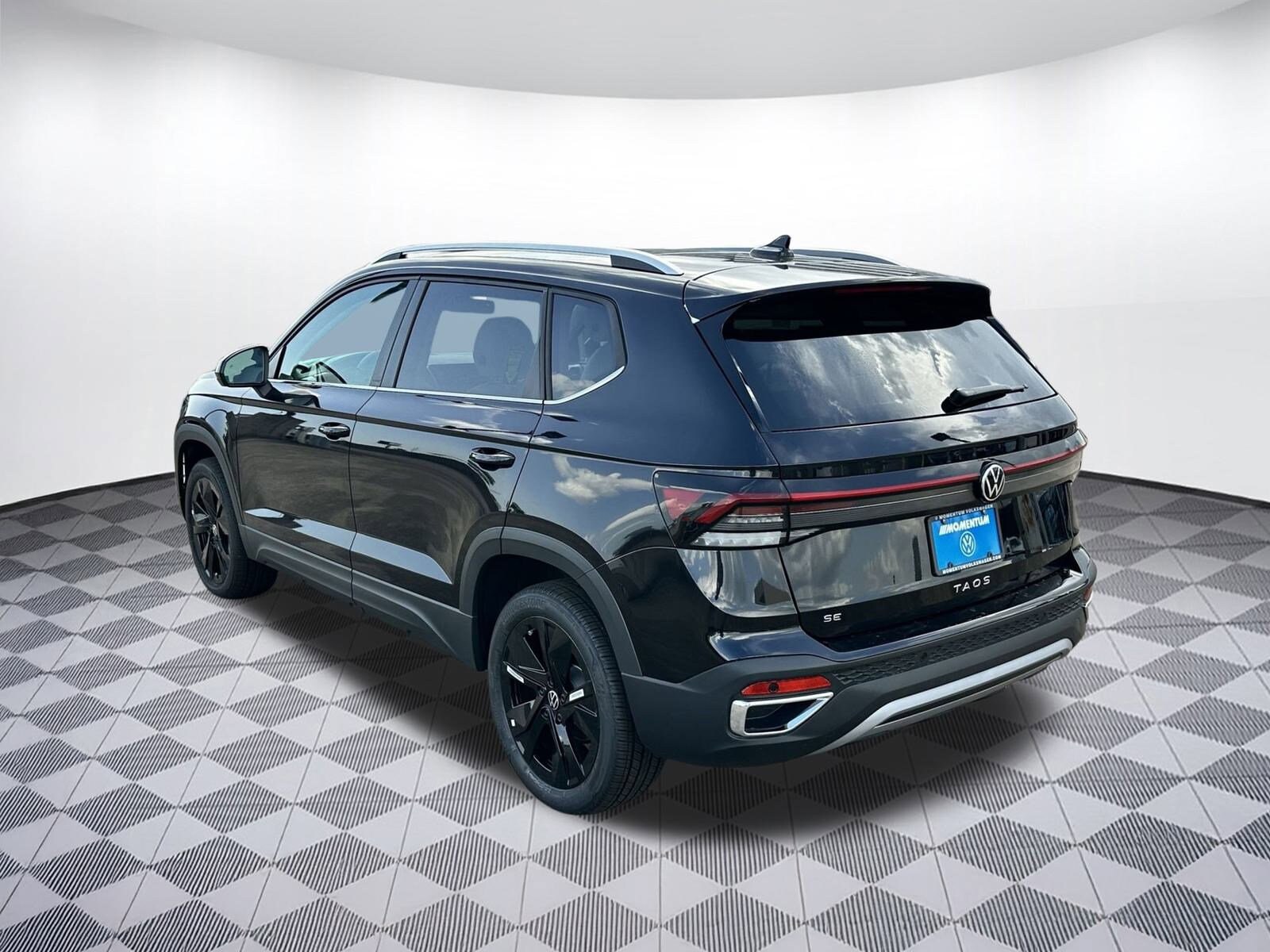 2025 Volkswagen Taos SE photo 3