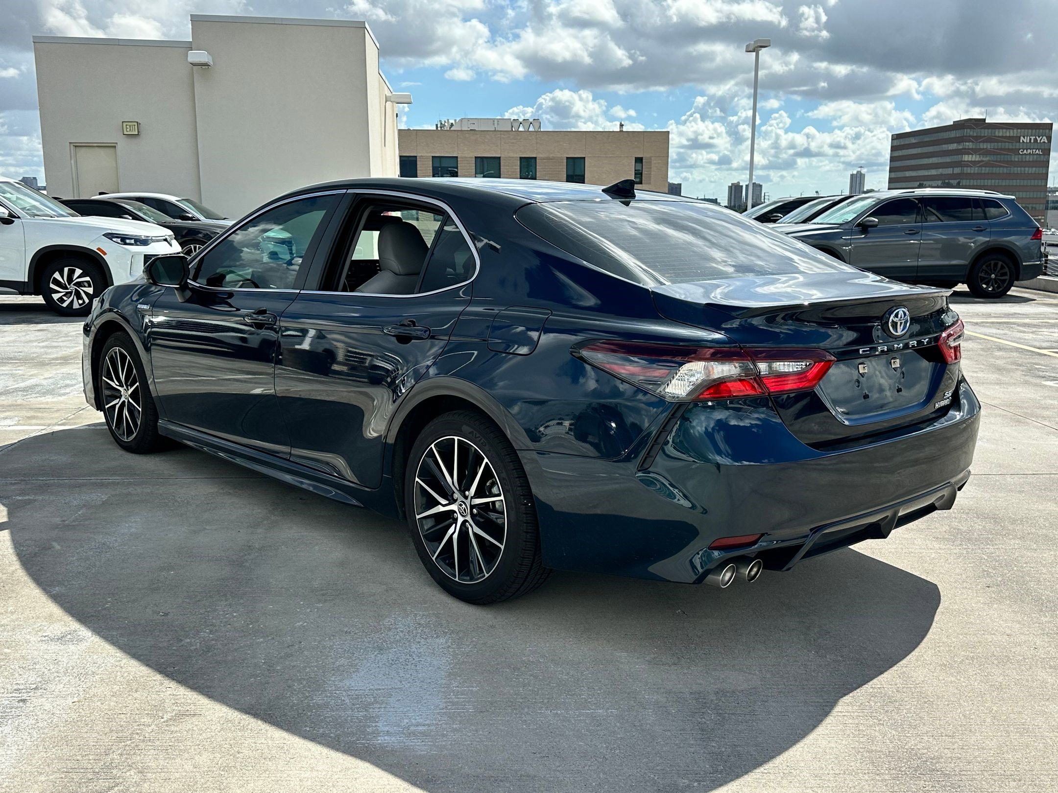 2021 Toyota Camry Hybrid SE photo 3