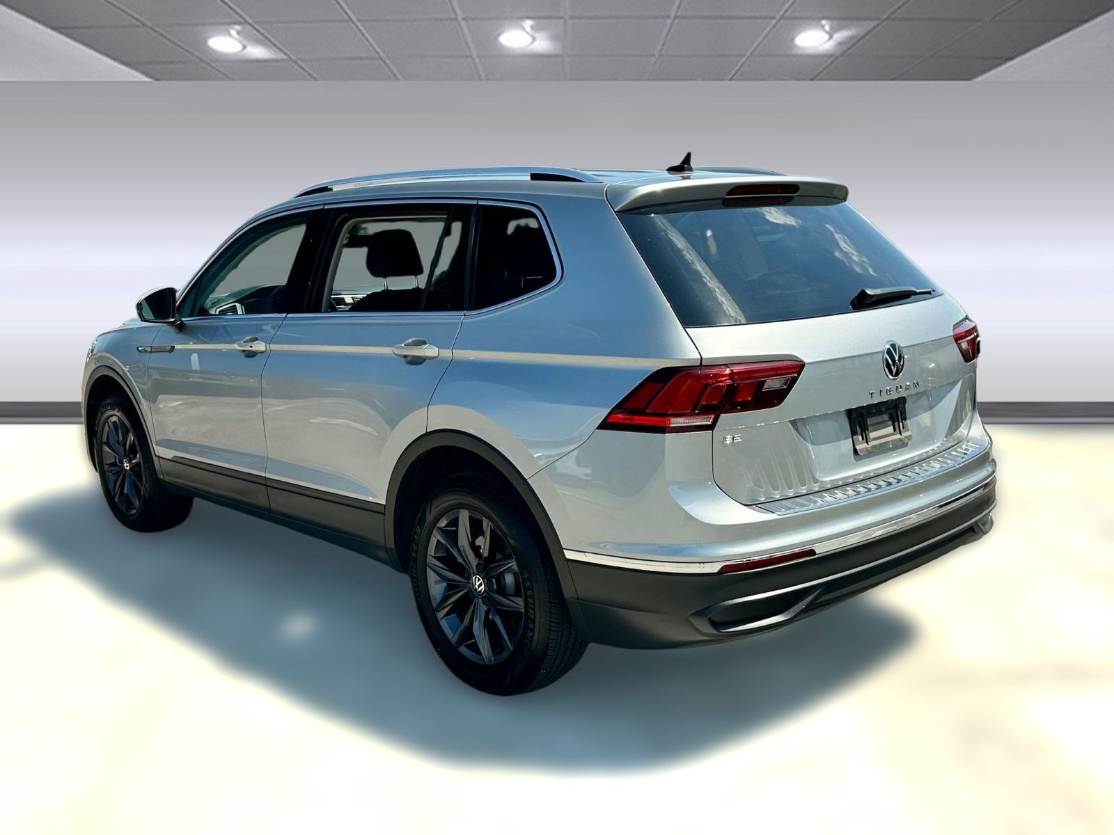 2022 Volkswagen Tiguan SE photo 2