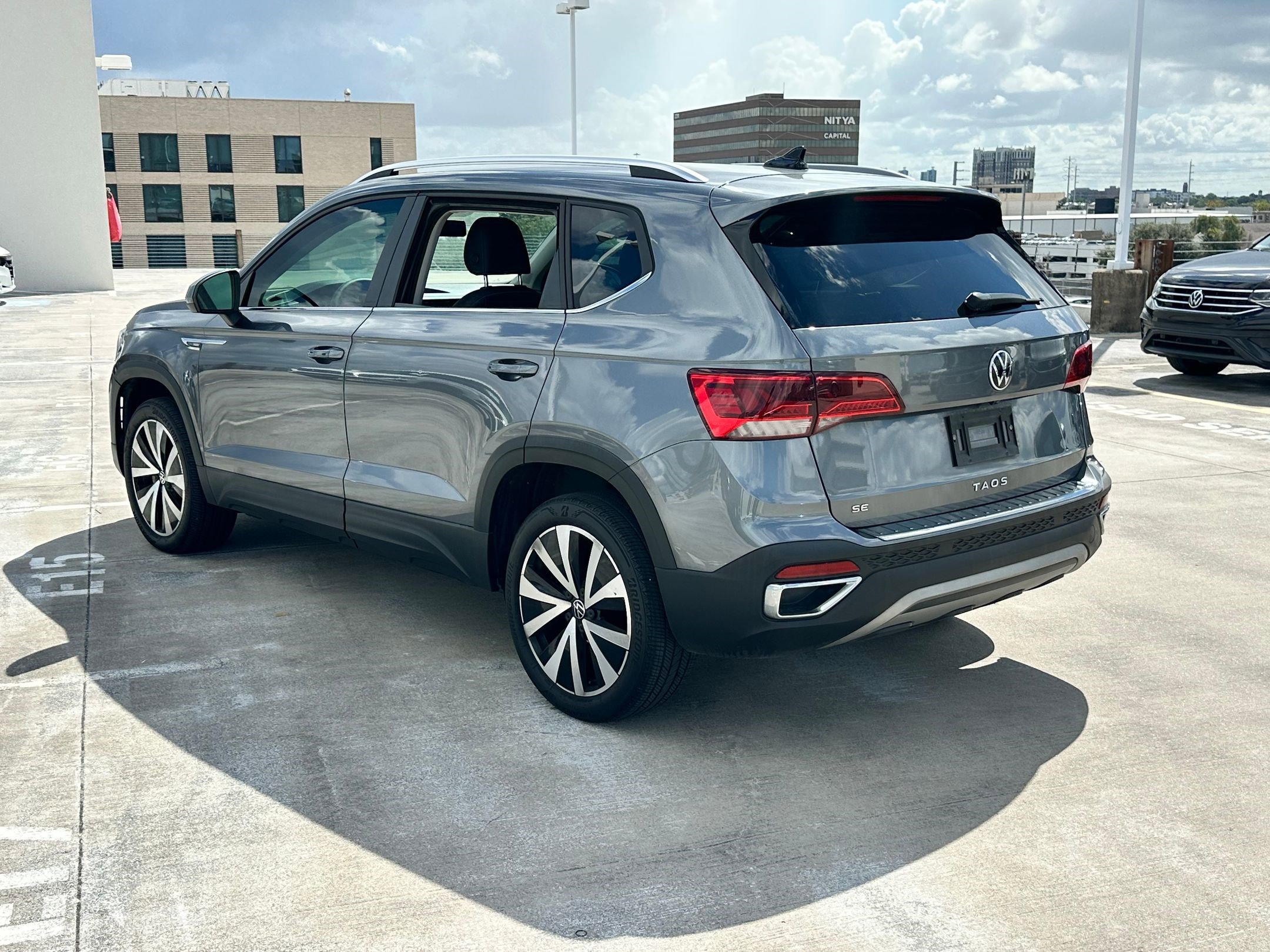 2022 Volkswagen Taos SE photo 2