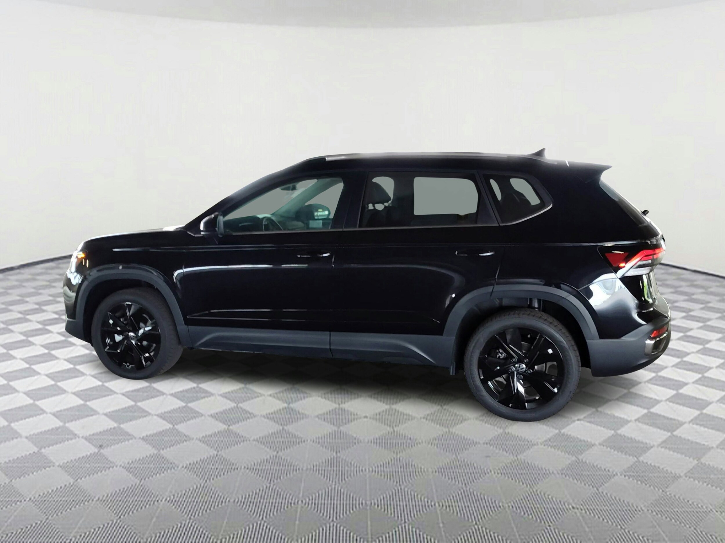 2025 Volkswagen Taos SE photo 3