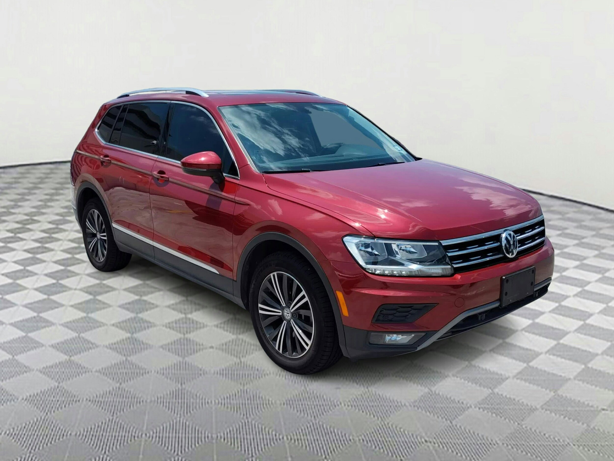 2019 Volkswagen Tiguan SEL photo 2